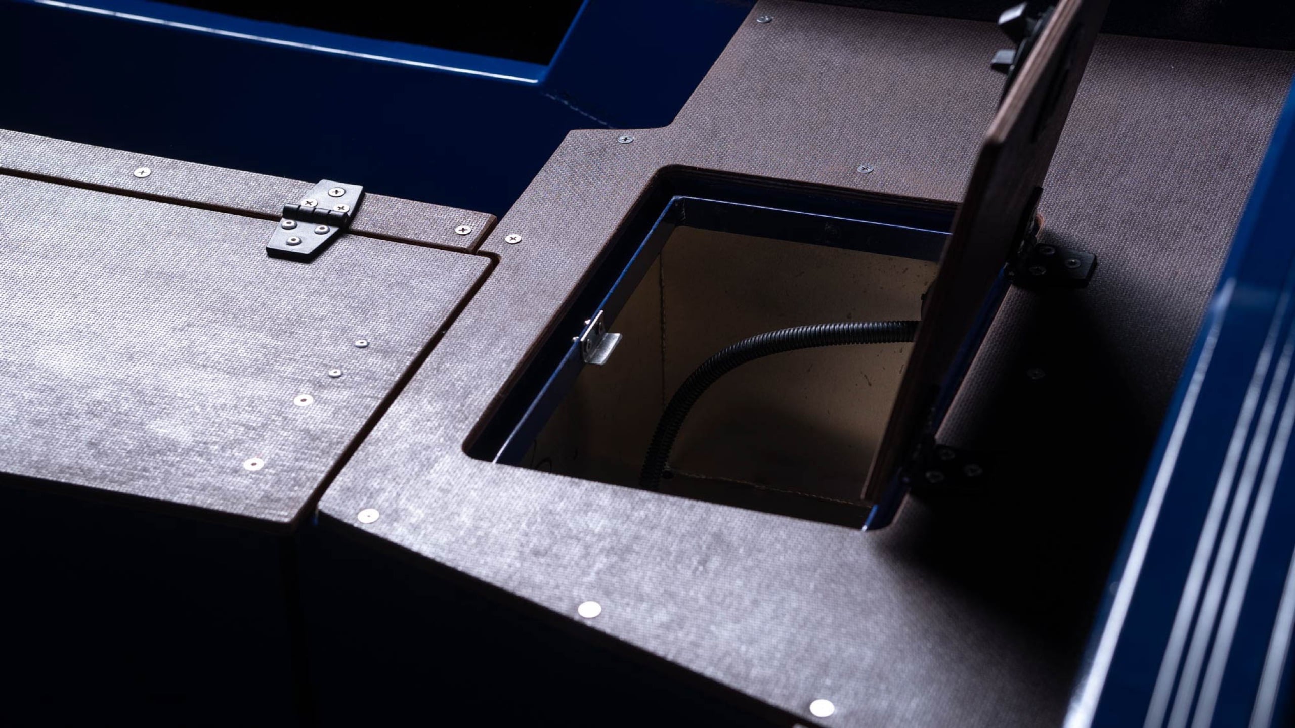 Windboat 4.2 Evo — кормовой рундук