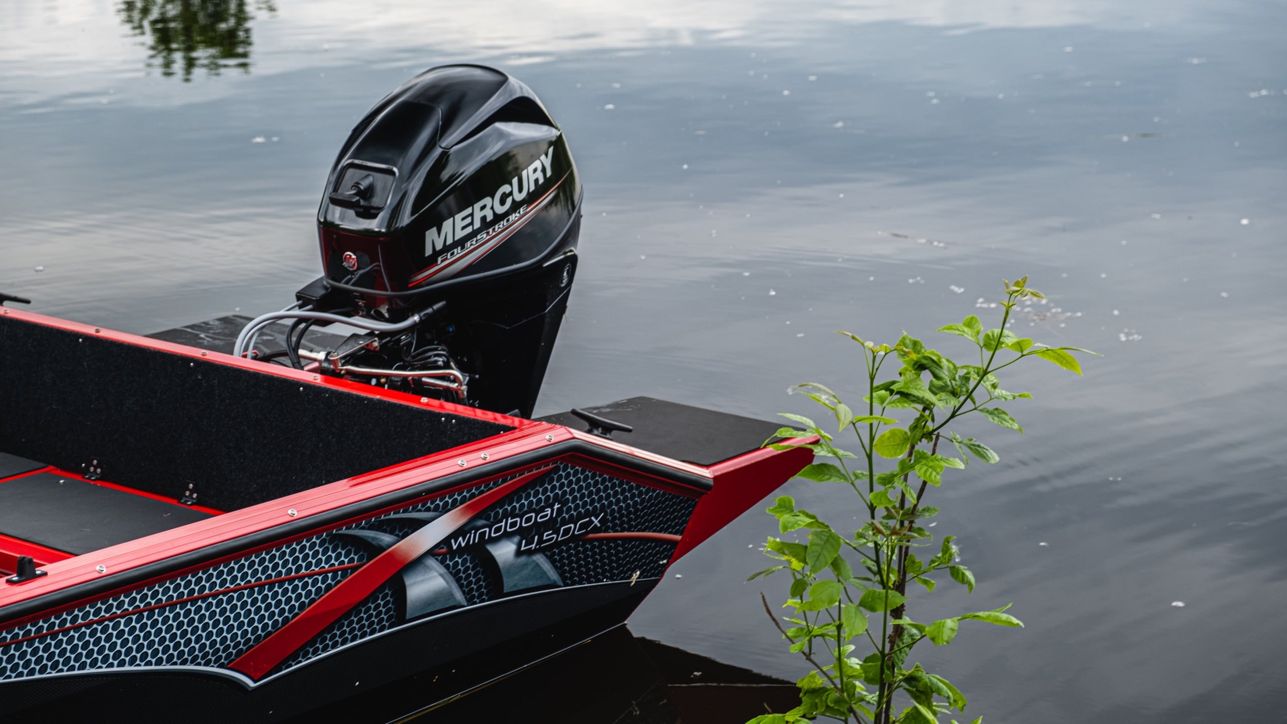 Windboat 4.5 DCX — корма с мотором