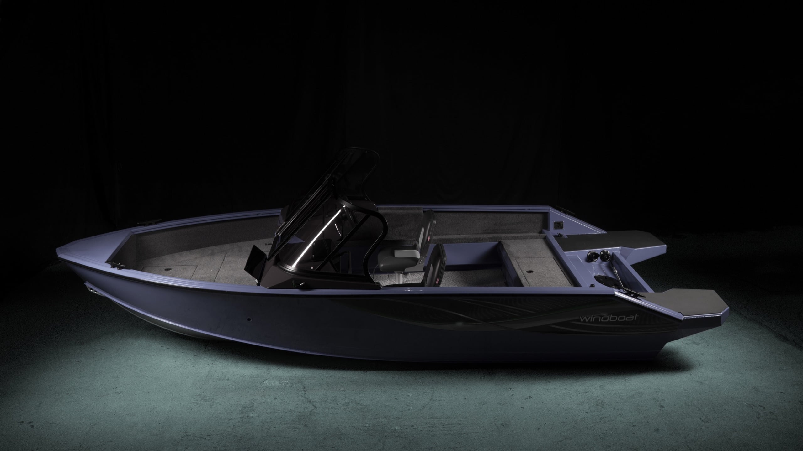 Windboat 4.6 DC EvoFish — рундук