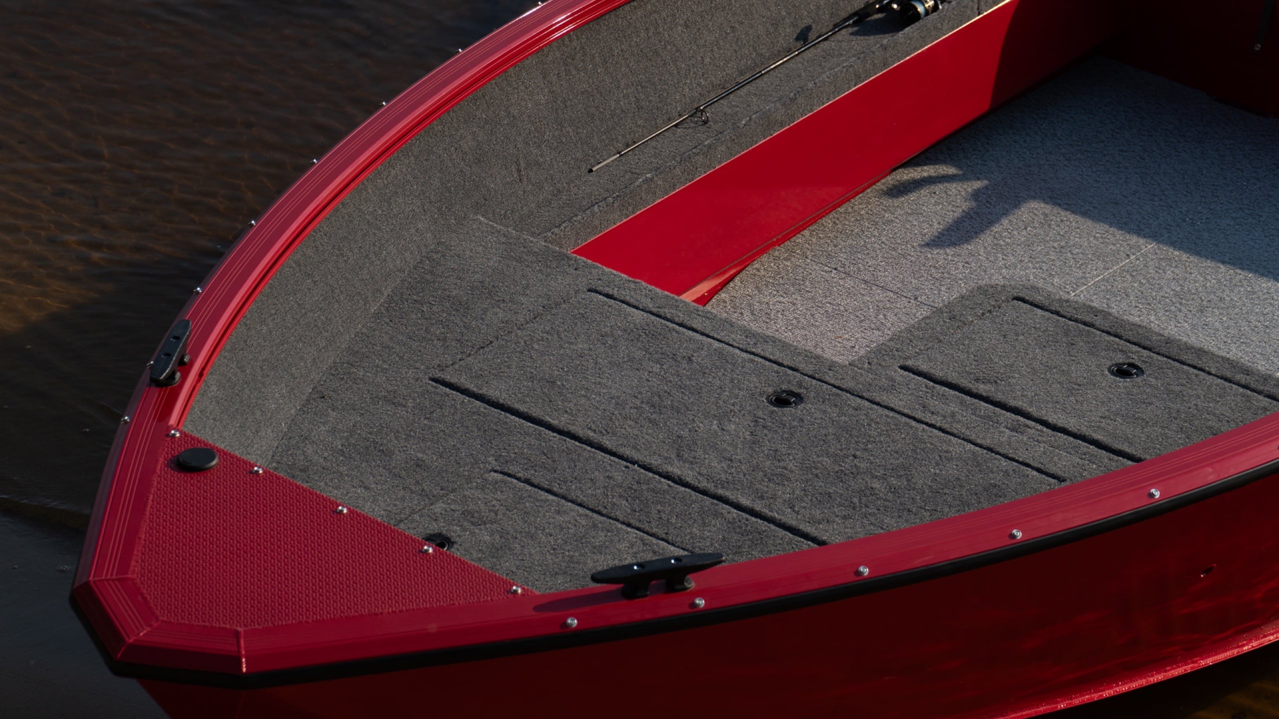 Windboat 4.6 EvoFish — нос корпуса
