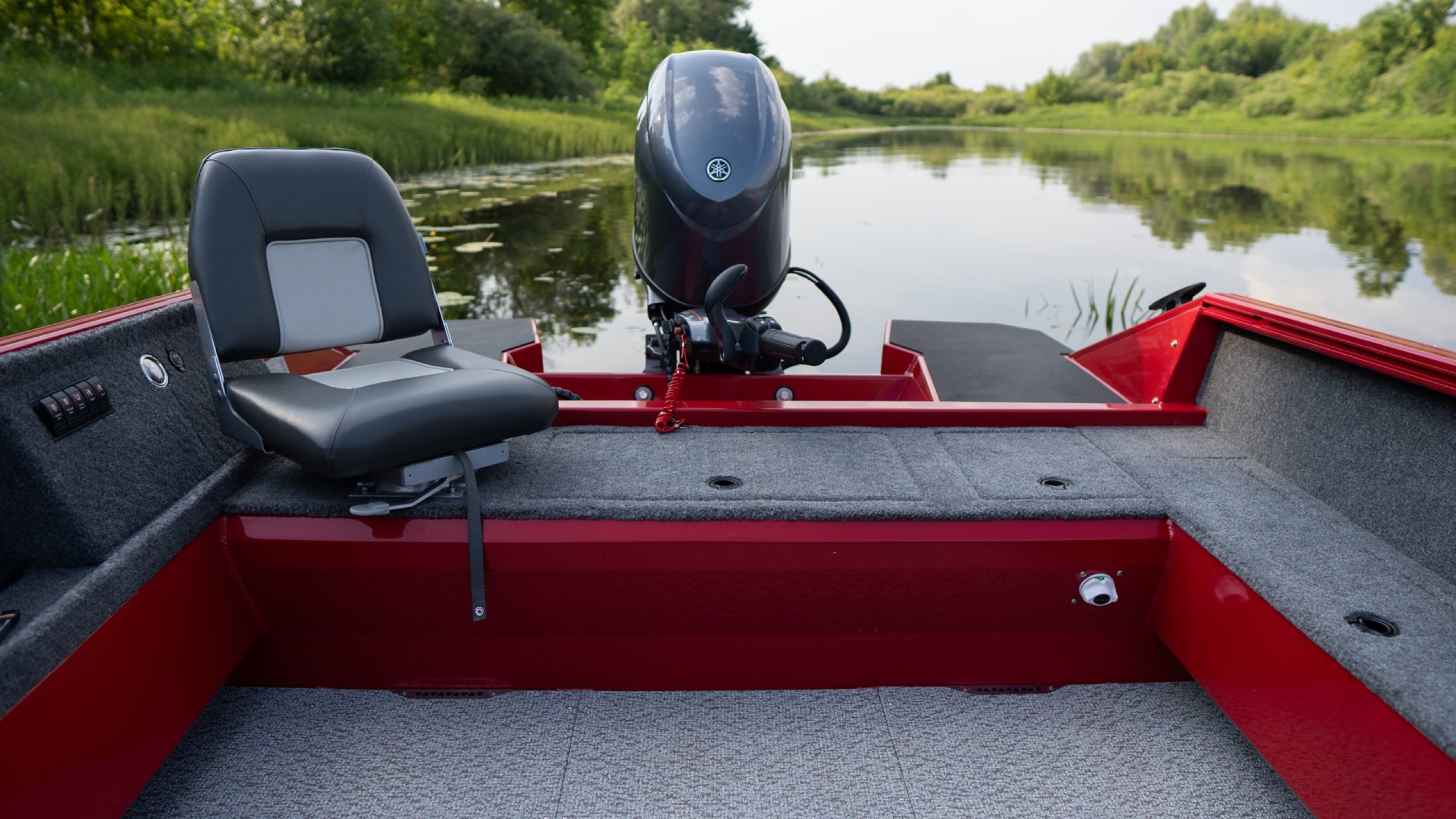 Windboat 4.6 EvoFish — кокпит на реке