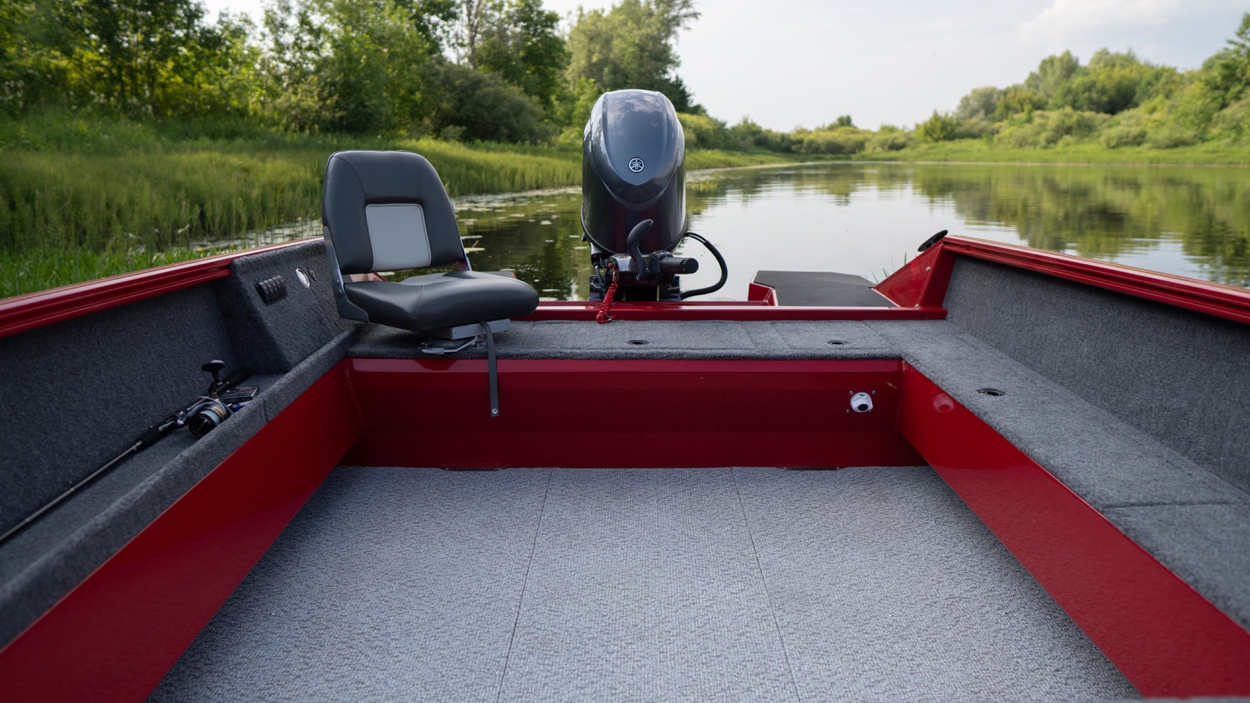 Windboat 4.6 EvoFish — кокпит с румпелем