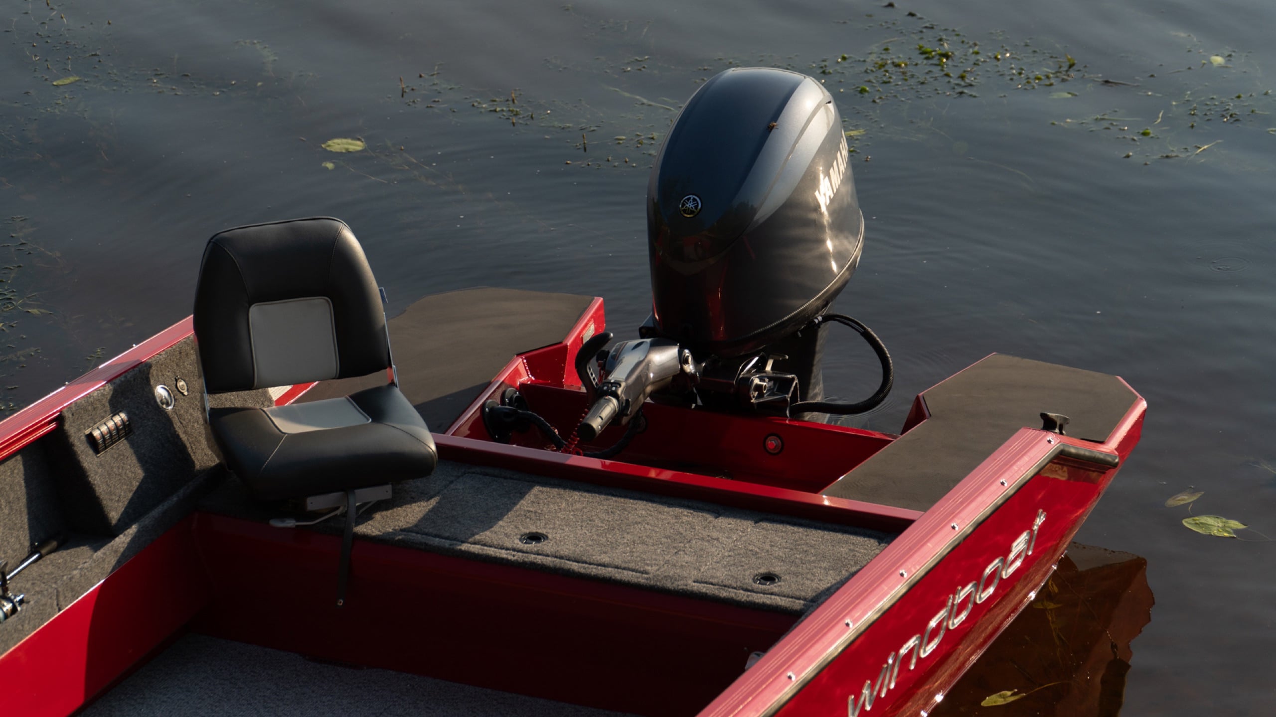 Windboat 4.6 EvoFish — кокпит с мотором