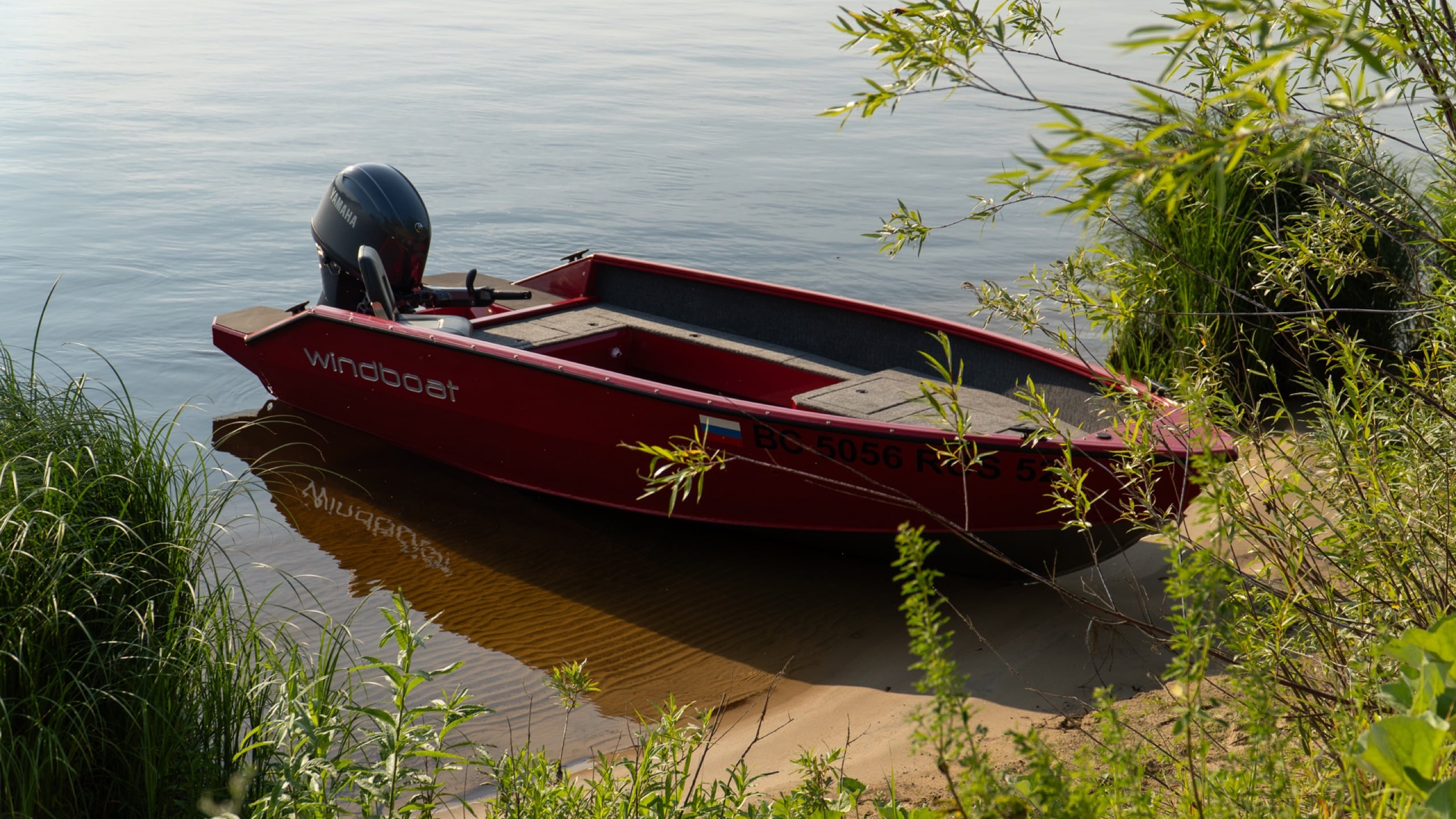 Windboat 4.6 EvoFish в камышах