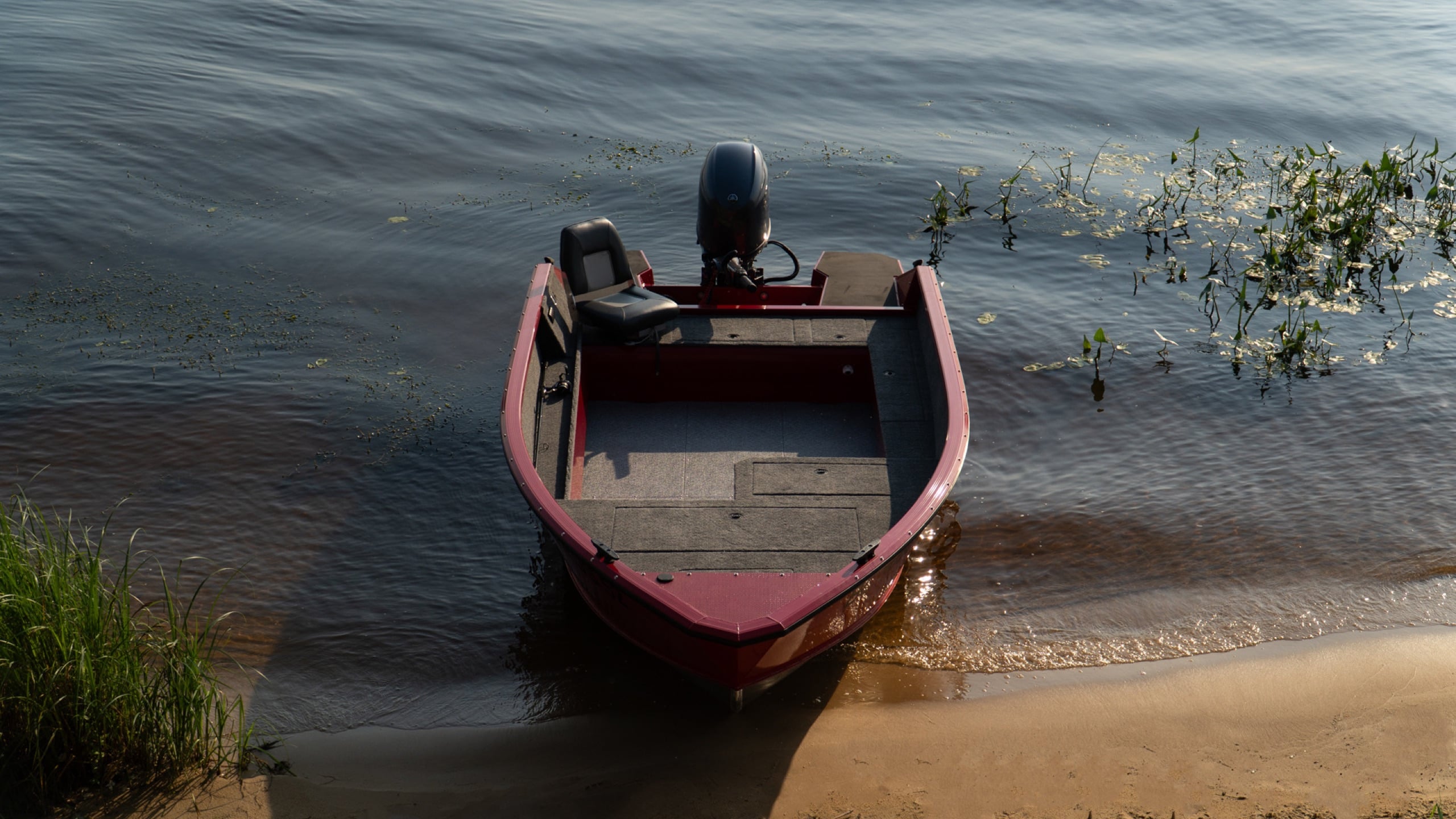Windboat 4.6 EvoFish у берега