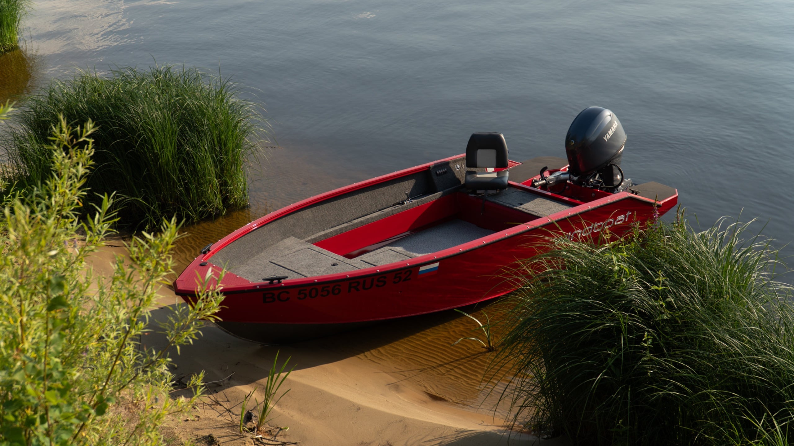 Windboat 4.6 EvoFish у берега
