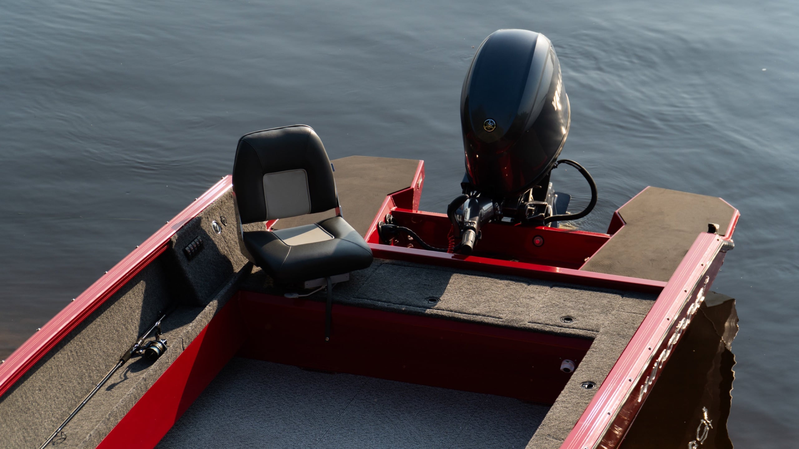 Windboat 4.6 EvoFish — корма