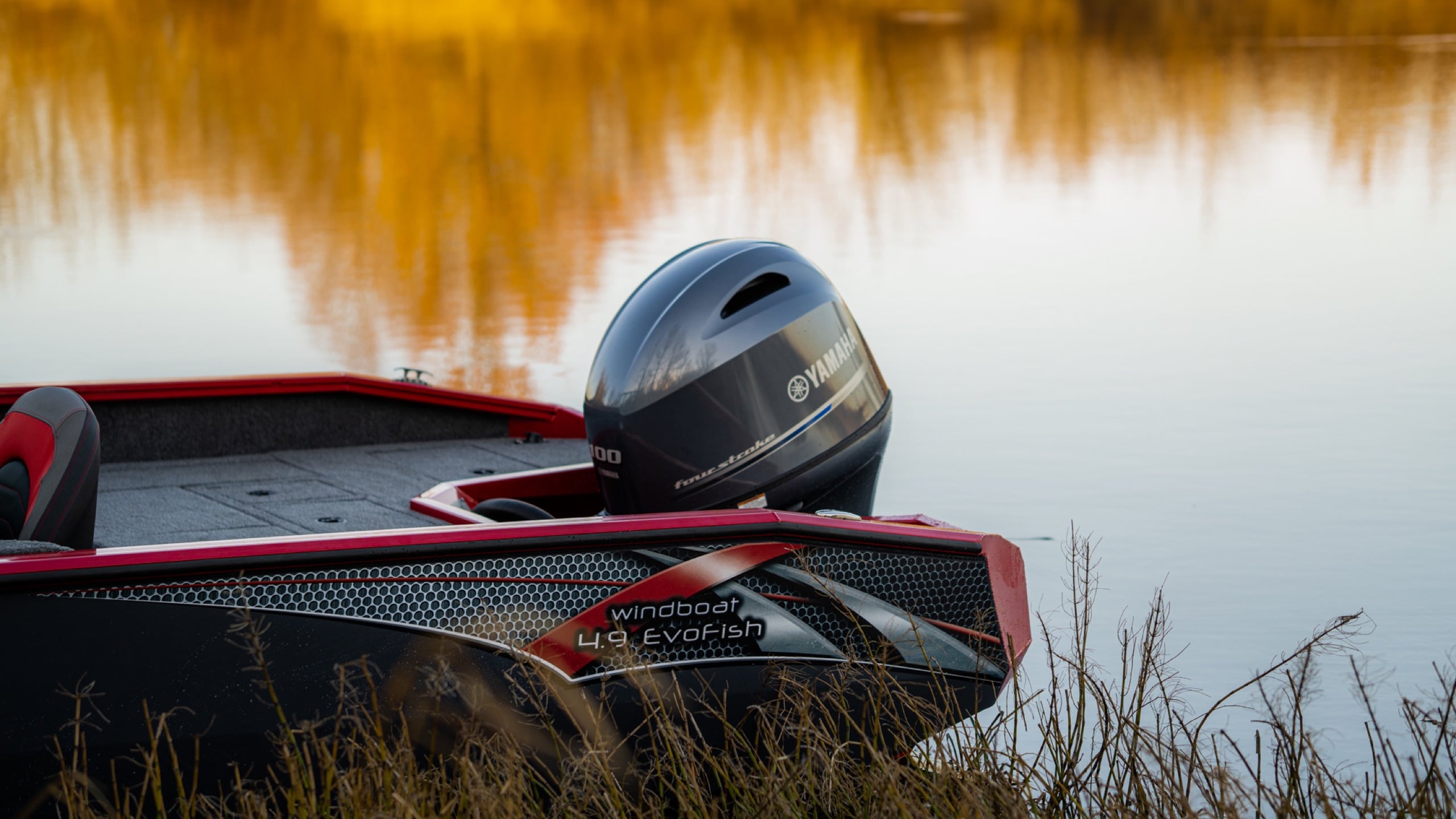 Windboat 4.9 EvoFish на закате