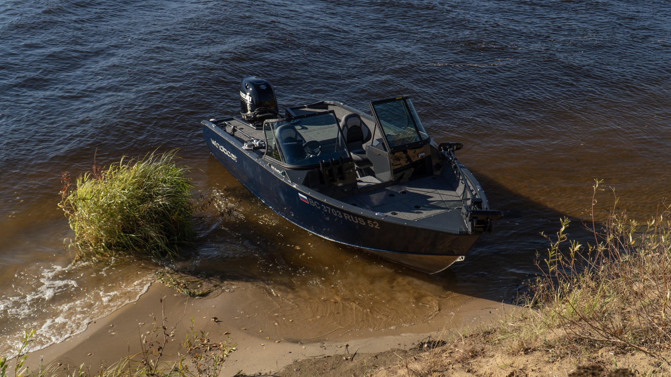 Windboat 5.0 EvoFish на берегу