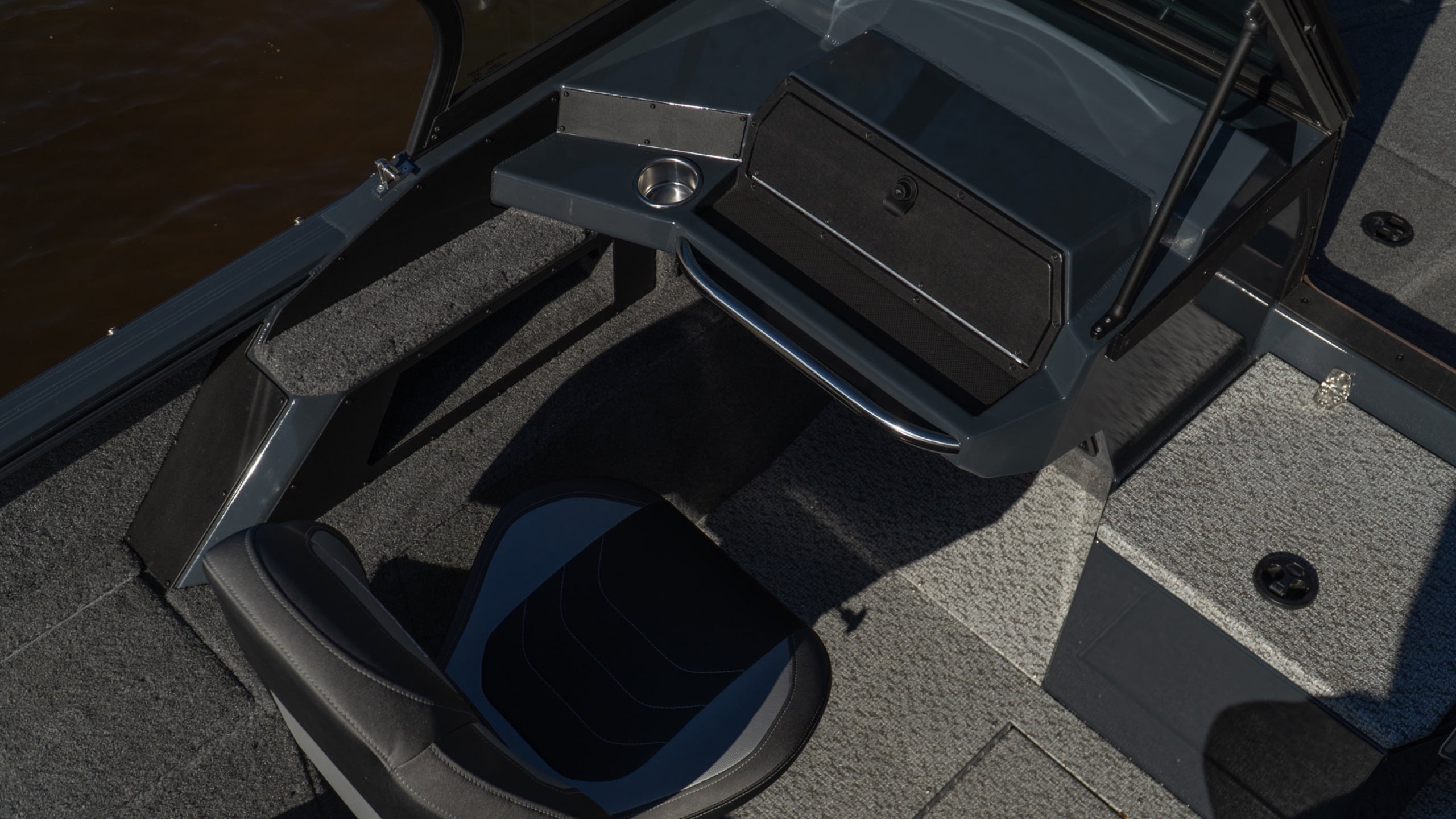 Windboat 5.0 EvoFish — носовая палуба