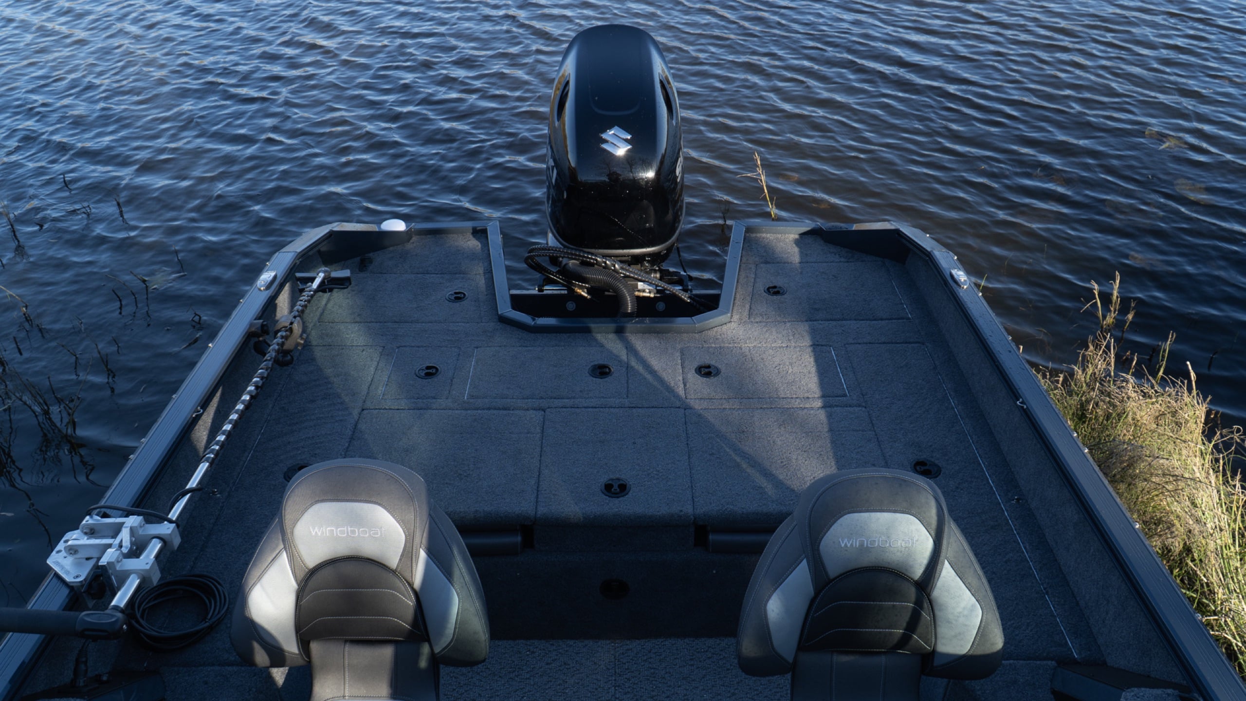 Windboat 5.0 EvoFish — нос сверху