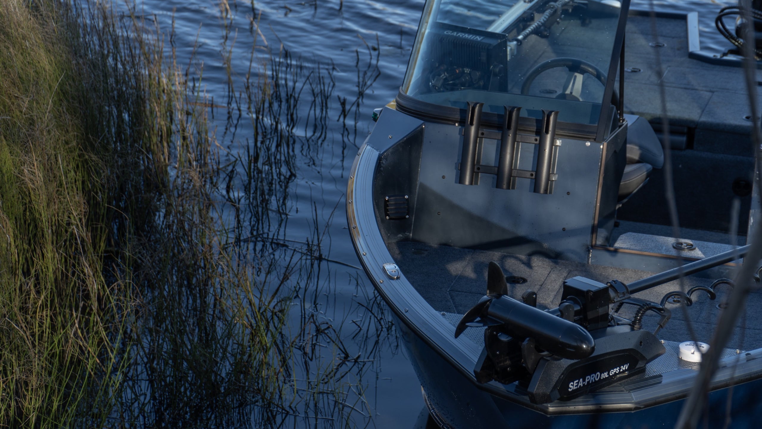 Windboat 5.0 EvoFish — нос в камышах