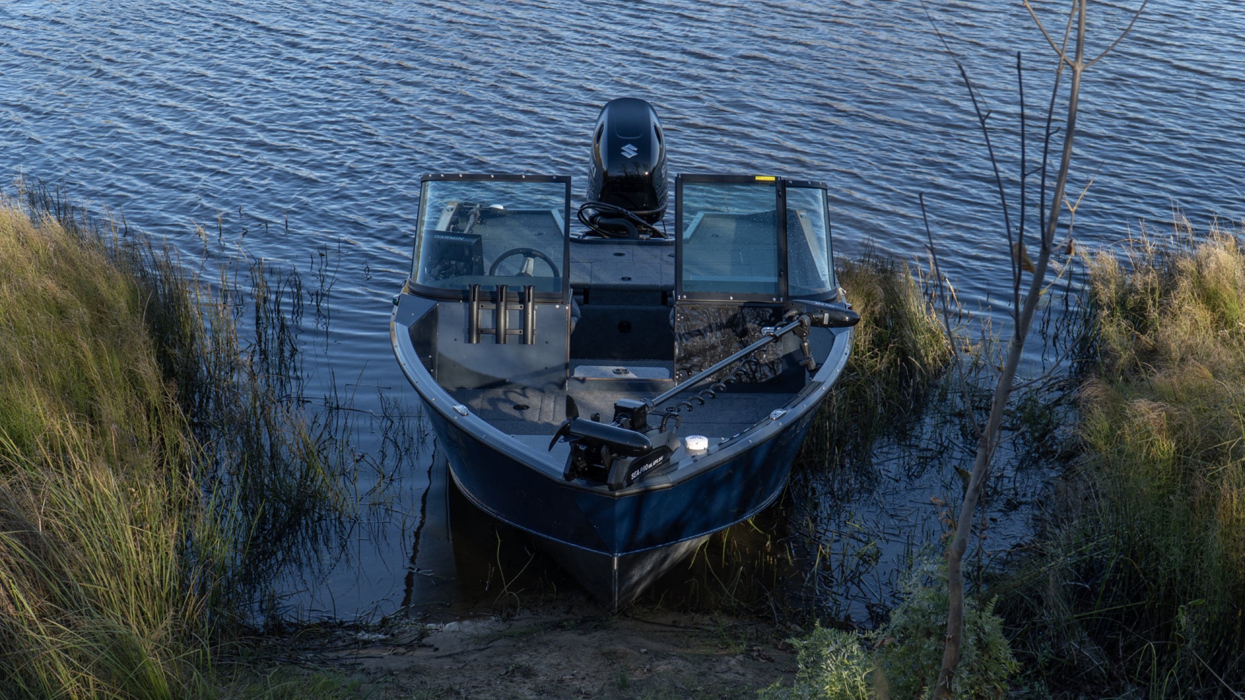 Windboat 5.0 EvoFish в камышах