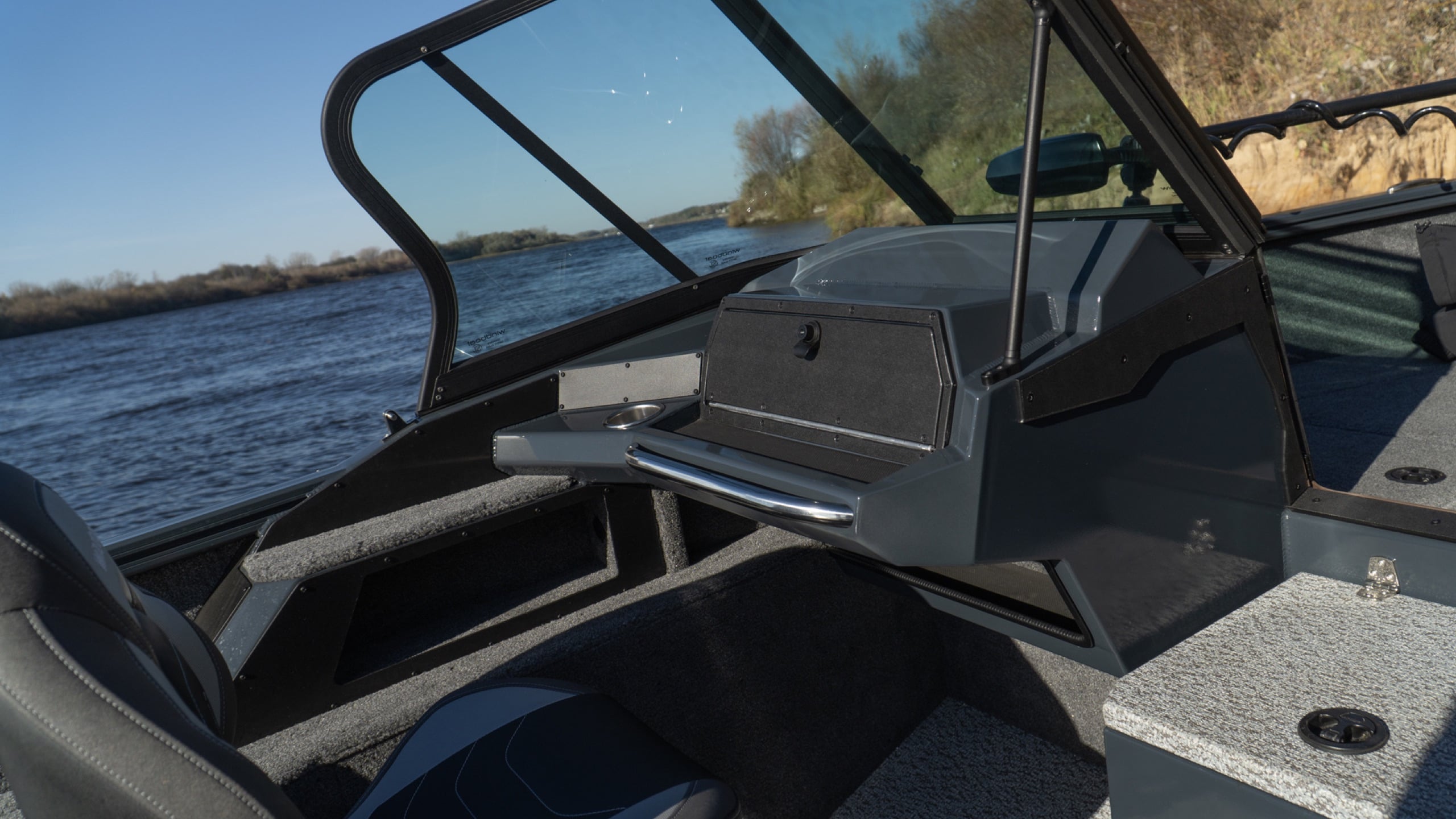 Windboat 5.0 EvoFish — ветровое стекло