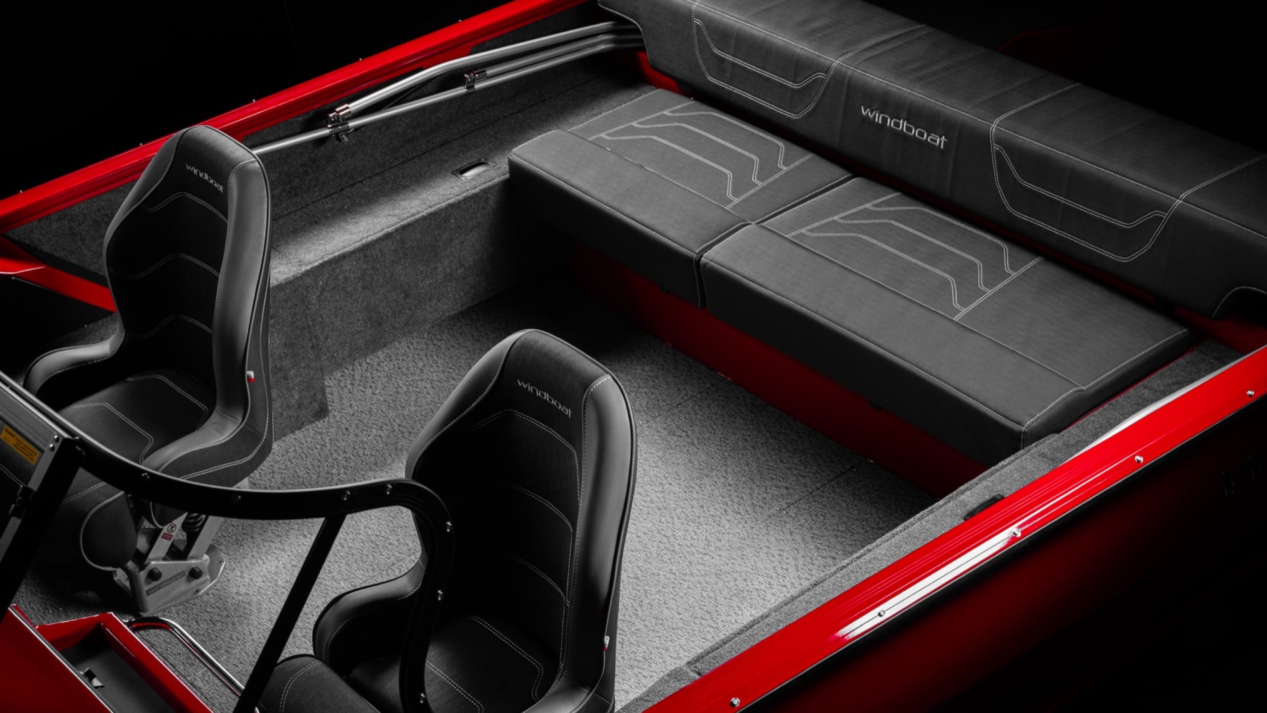 Windboat 6.0 DCX — кокпит с кормы