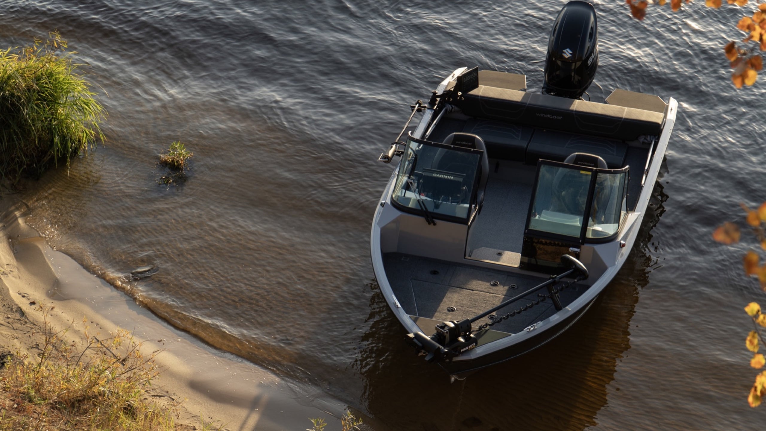 Windboat 6.0 DCX у берега