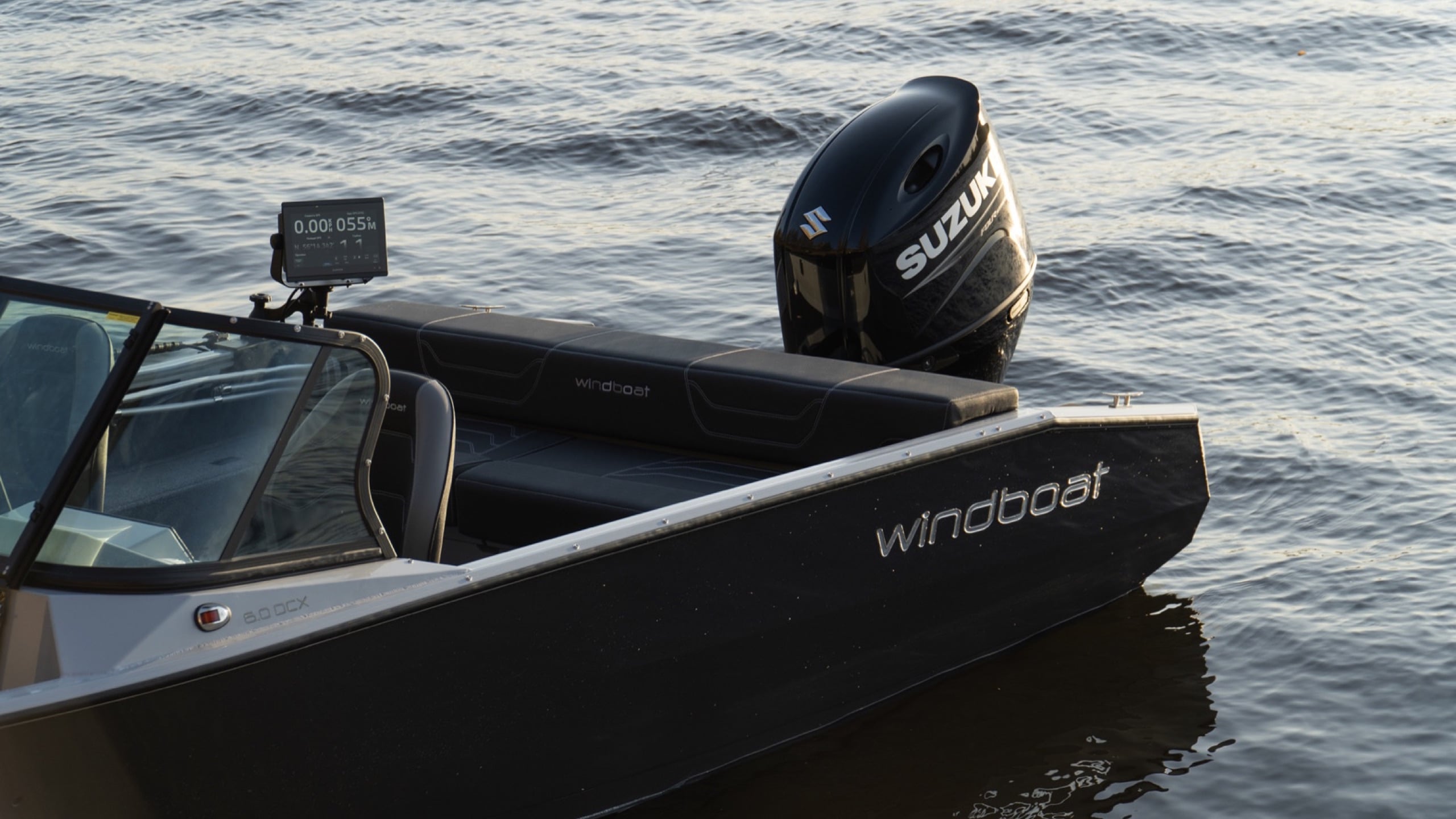 Windboat 6.0 DCX на воде