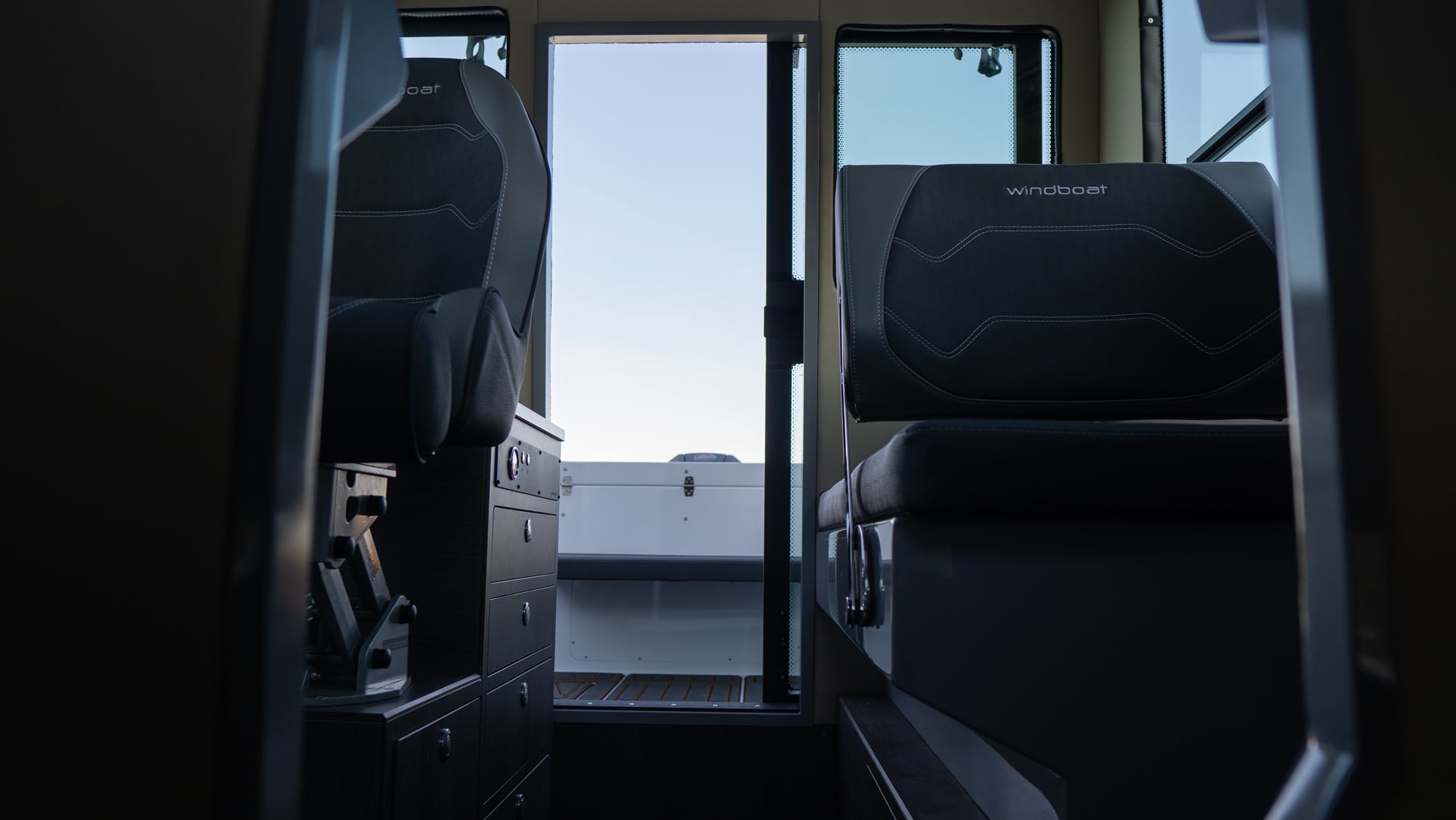 Windboat 7.0 Cabin — кресла