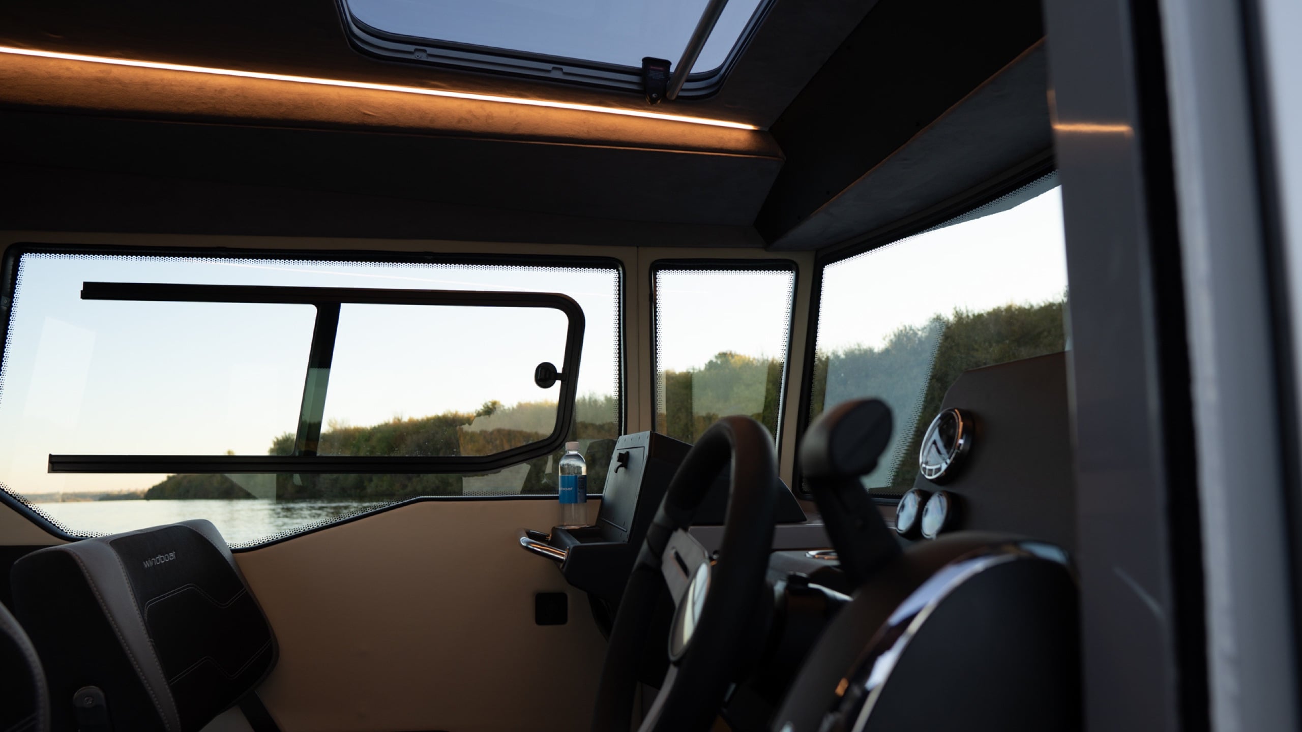 Windboat 7.0 Cabin — пост капитана
