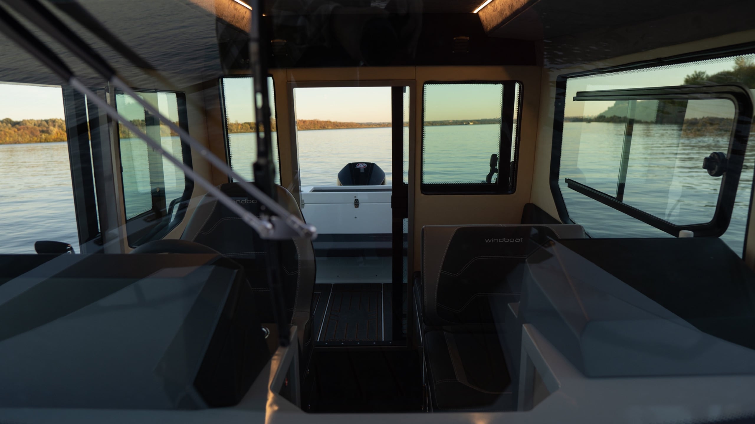Рубка Windboat 7.0 Cabin — вид на корму