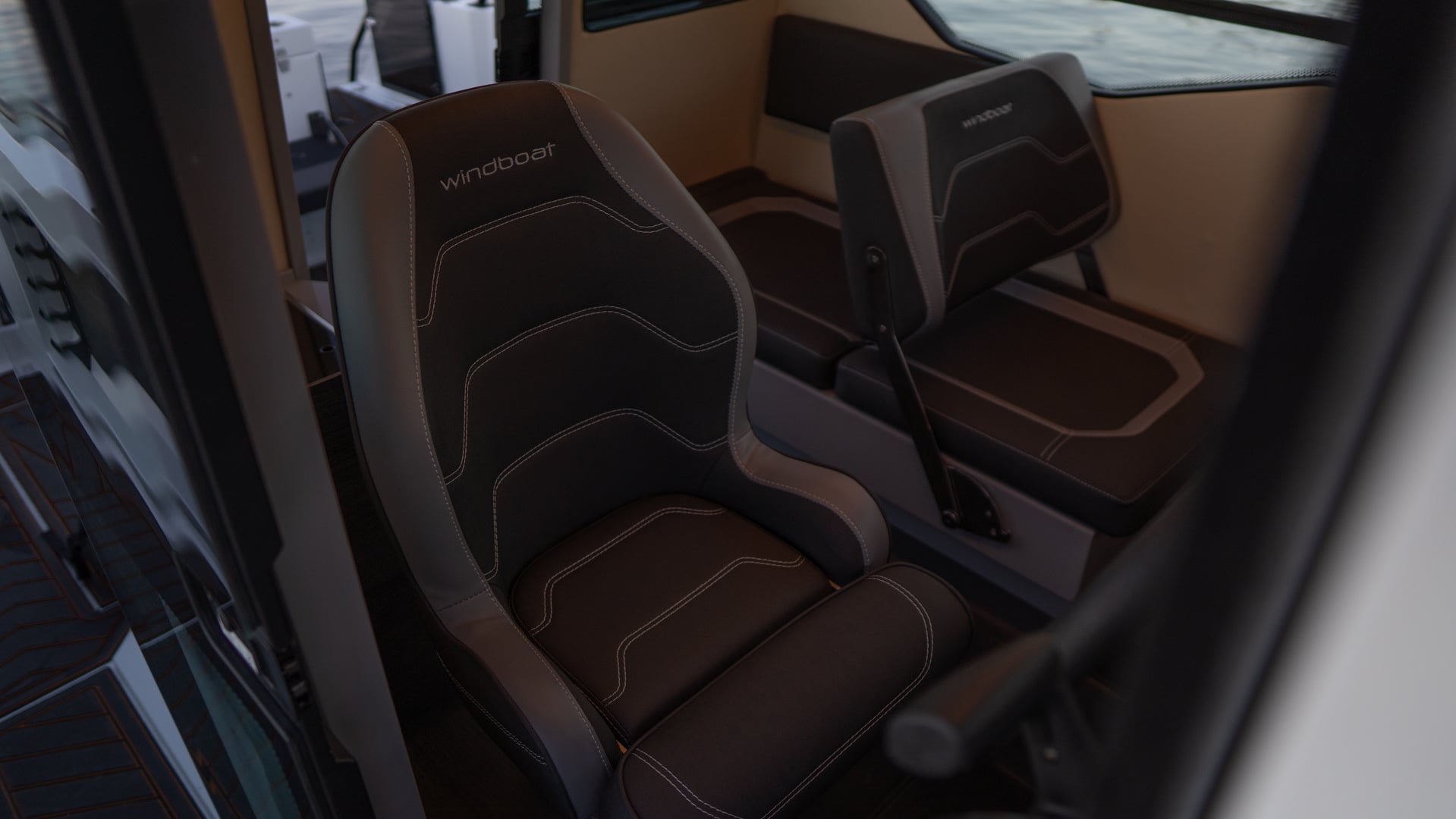 Кресла капитана и пассажира Windboat 7.0 Cabin