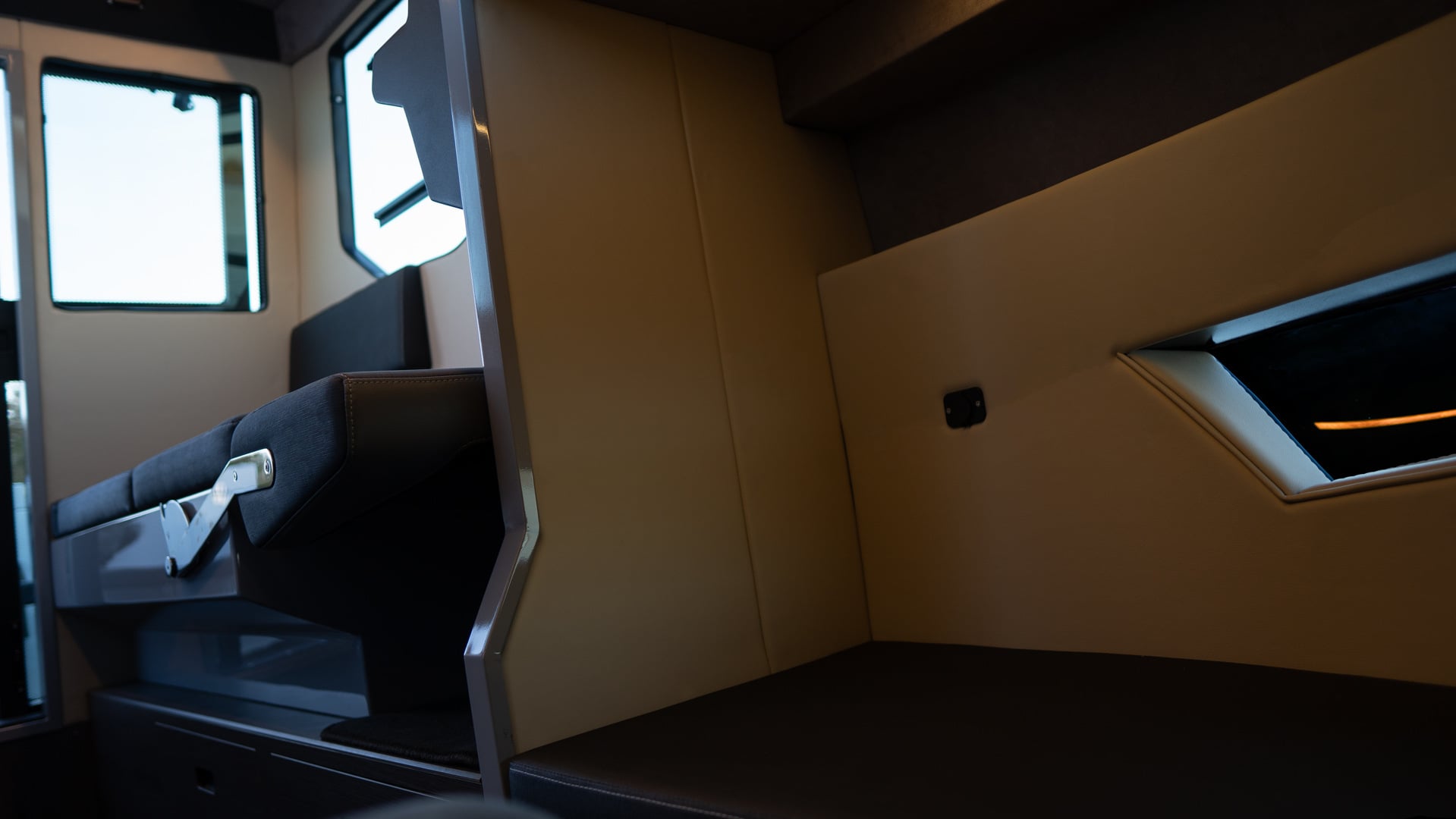 Windboat 7.0 Cabin — спальная каюта