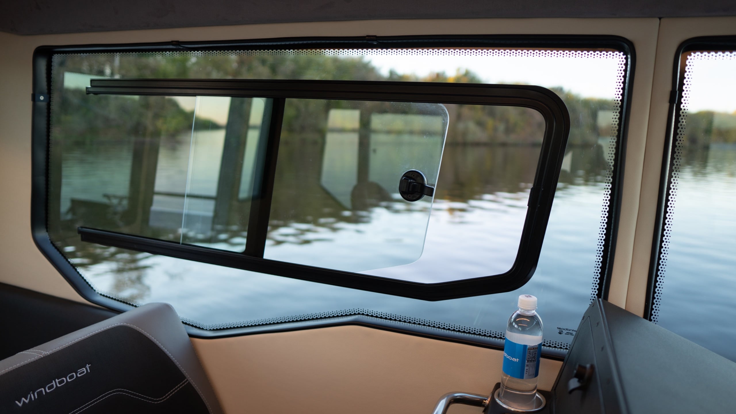 Windboat 7.0 Cabin — раздвижное окно