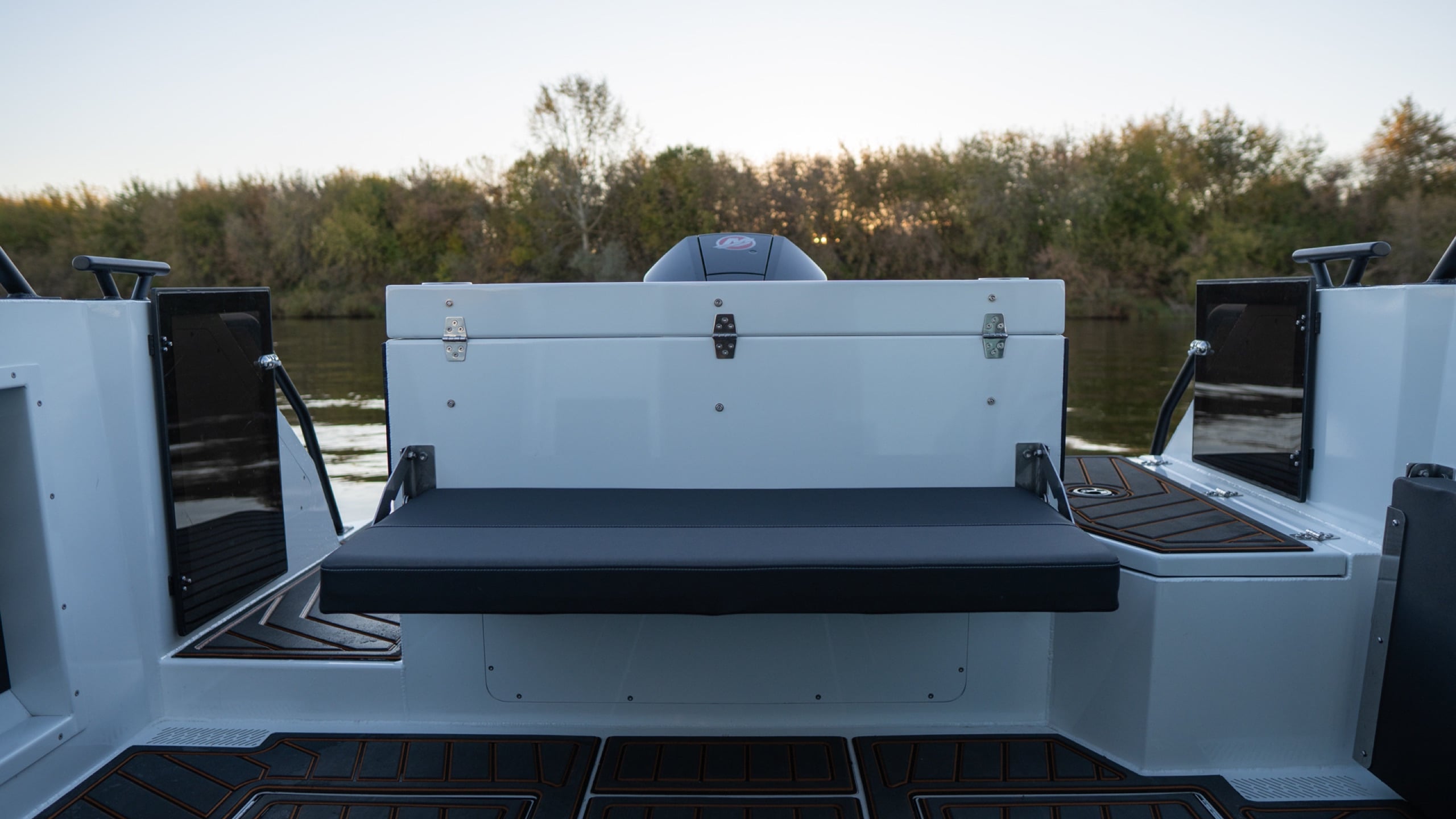 Windboat 7.0 Cabin — кормовой кокпит
