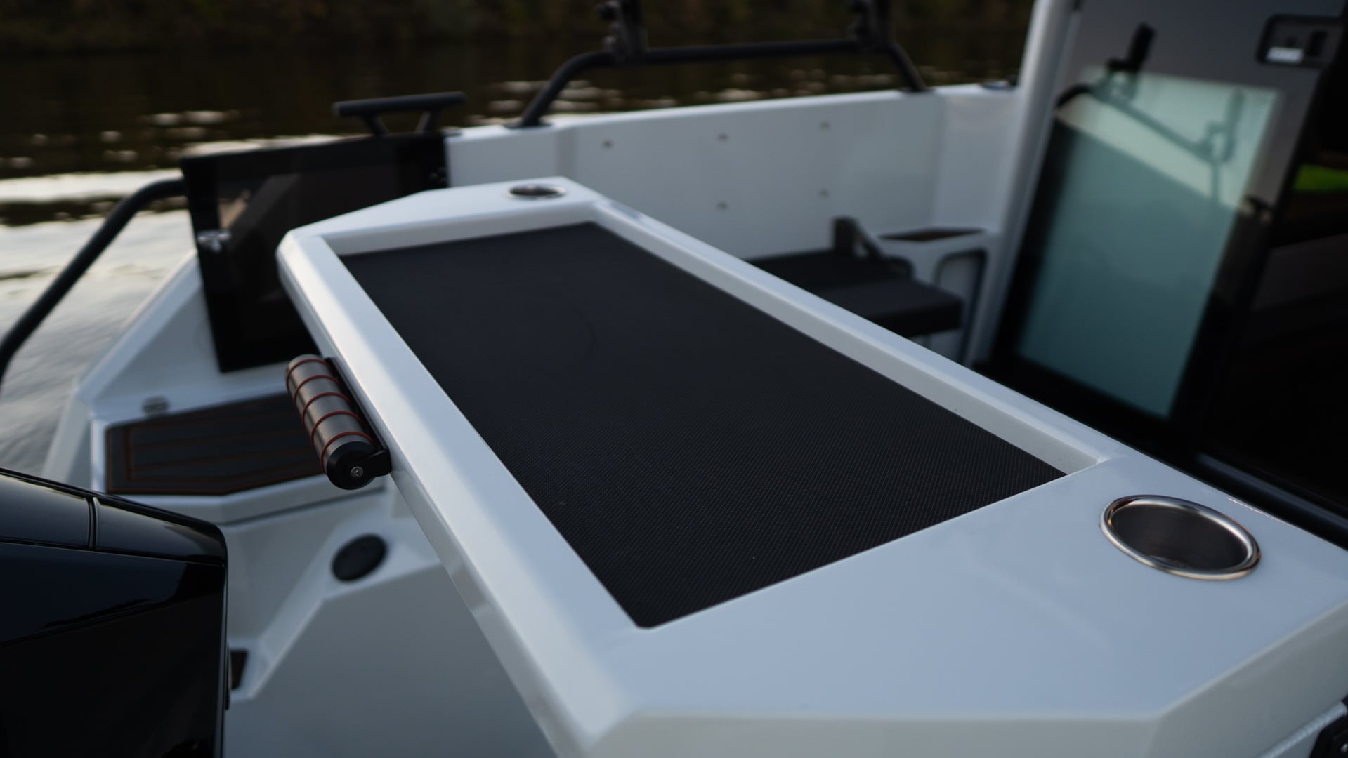 Windboat 7.0 Cabin — стол над рецессом