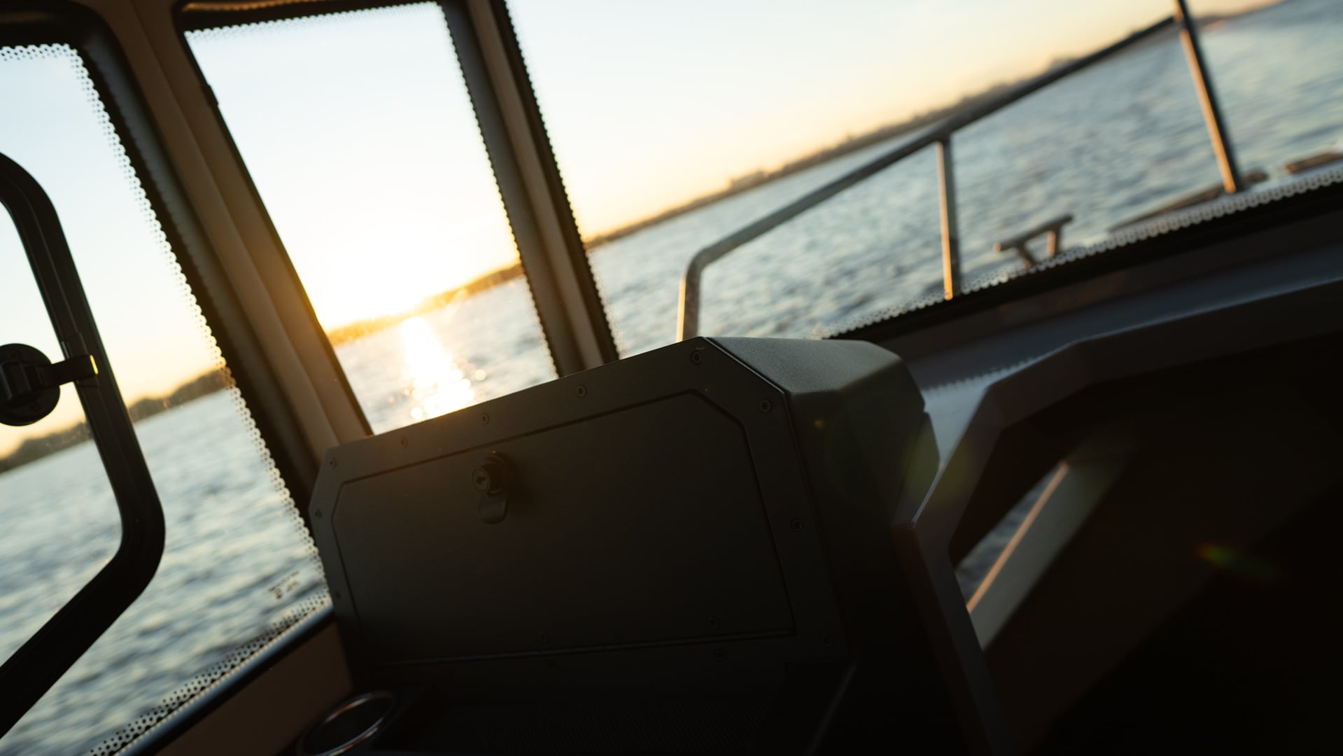 Windboat 7.0 Cabin — окно рубки на закате