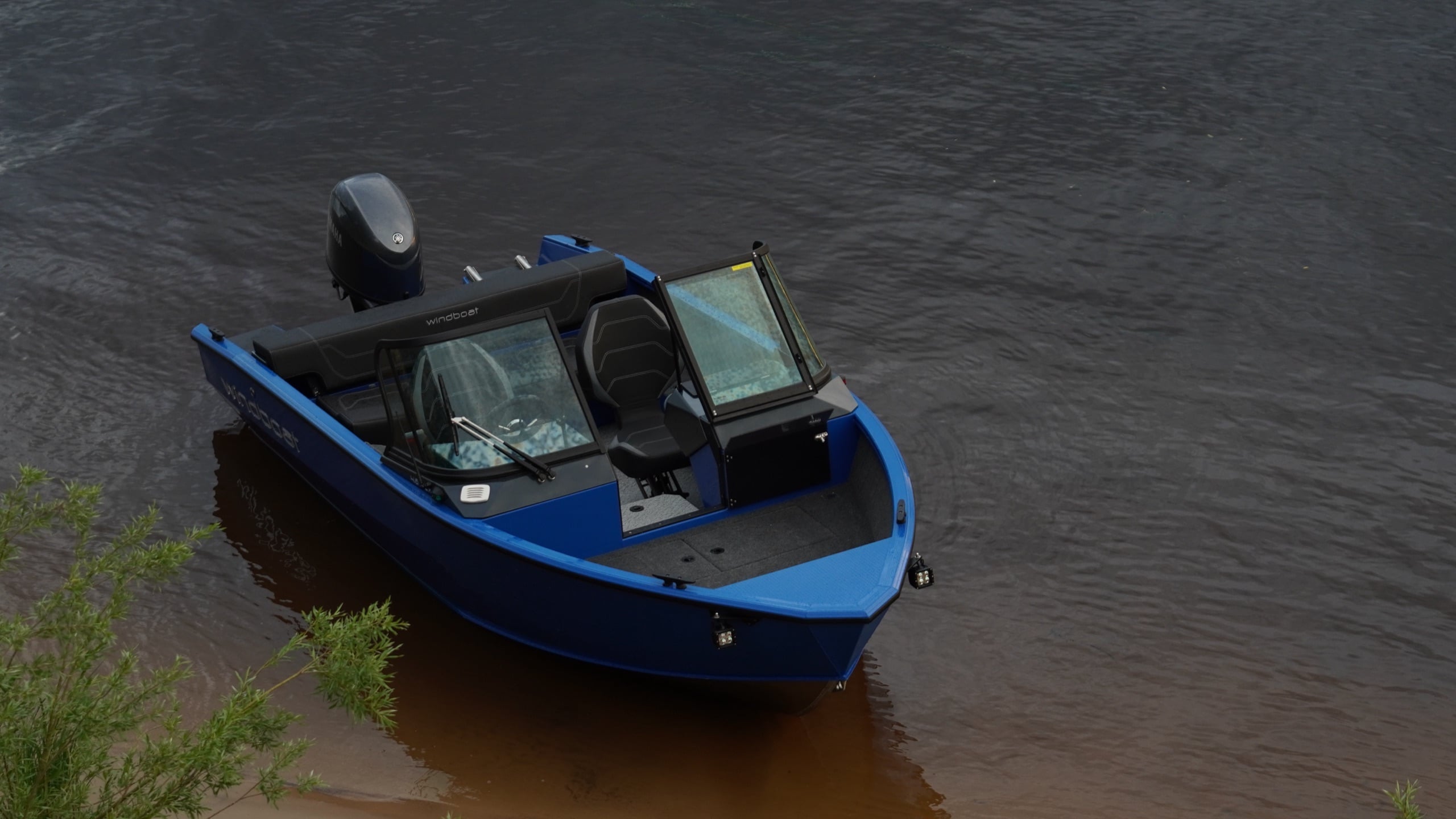 Windboat 4.6 DCX крупным планом