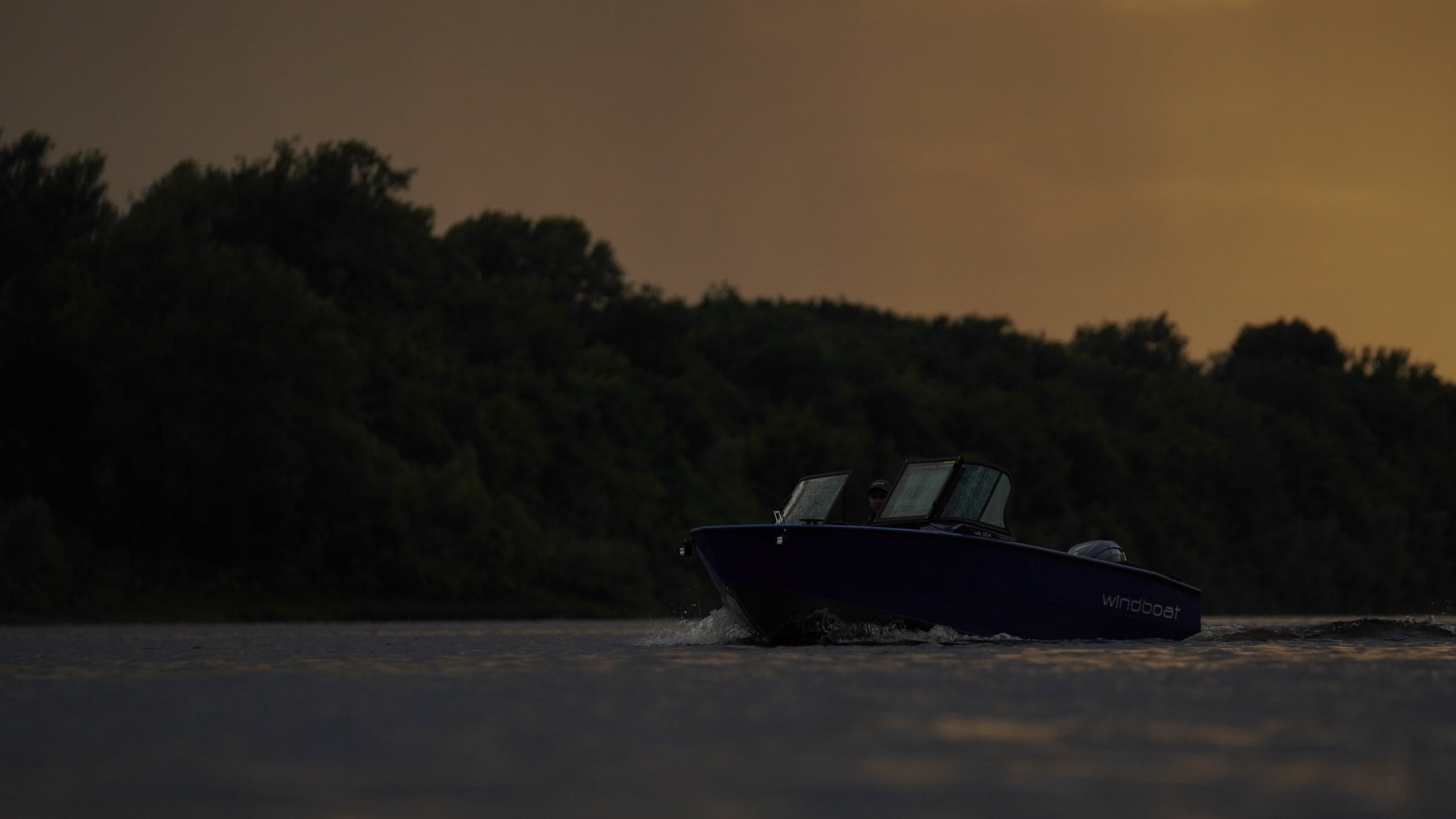 Windboat 4.6 DCX крупным планом