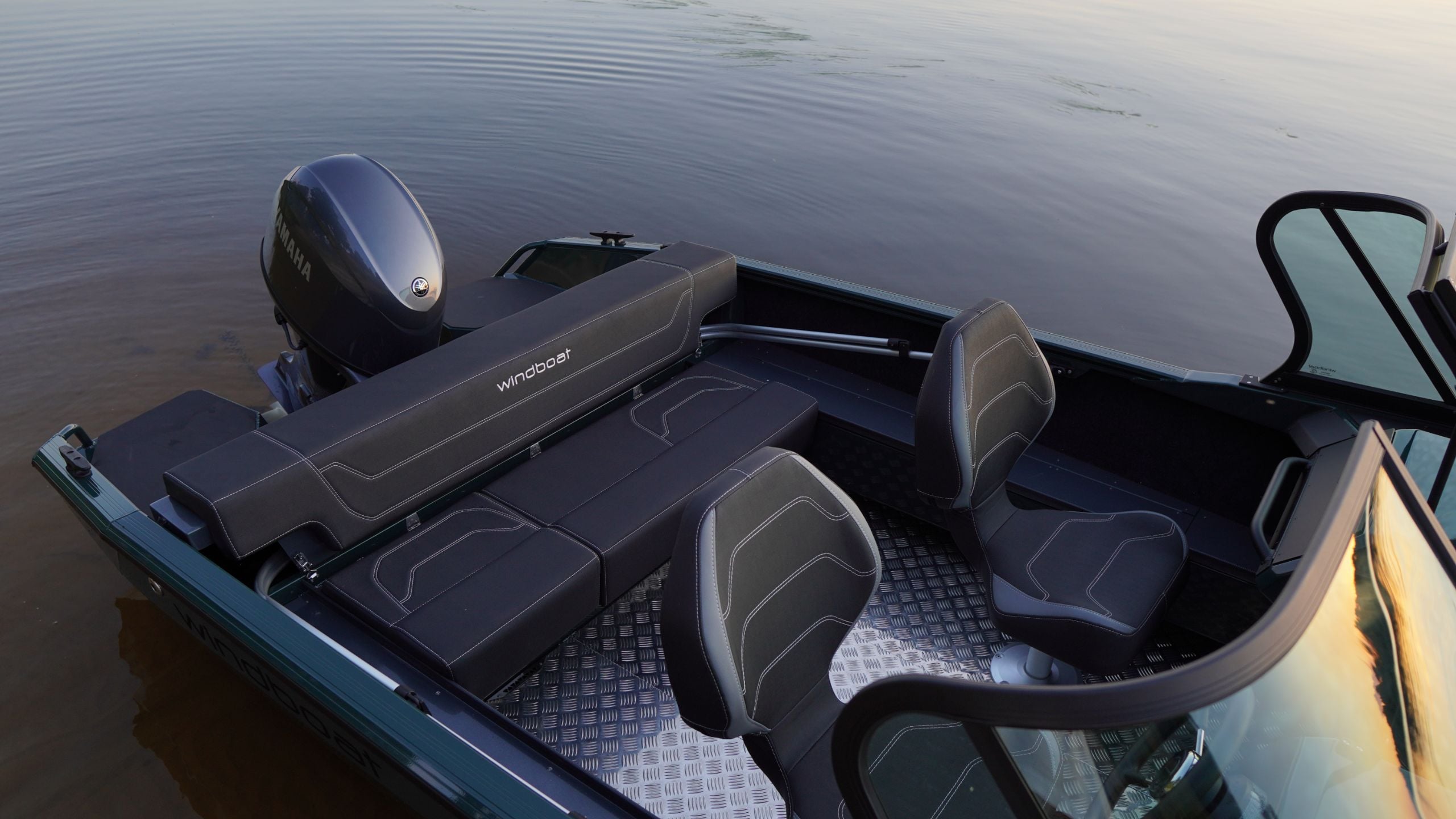 Кокпит Windboat 4.6 DCX Air