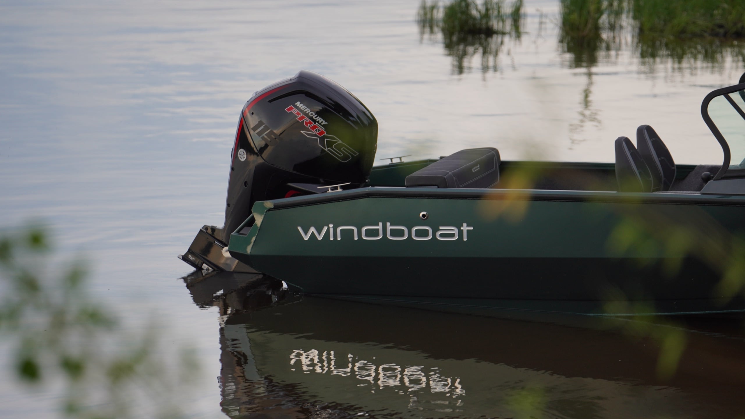 Windboat 4.9 DCX — корма у берега