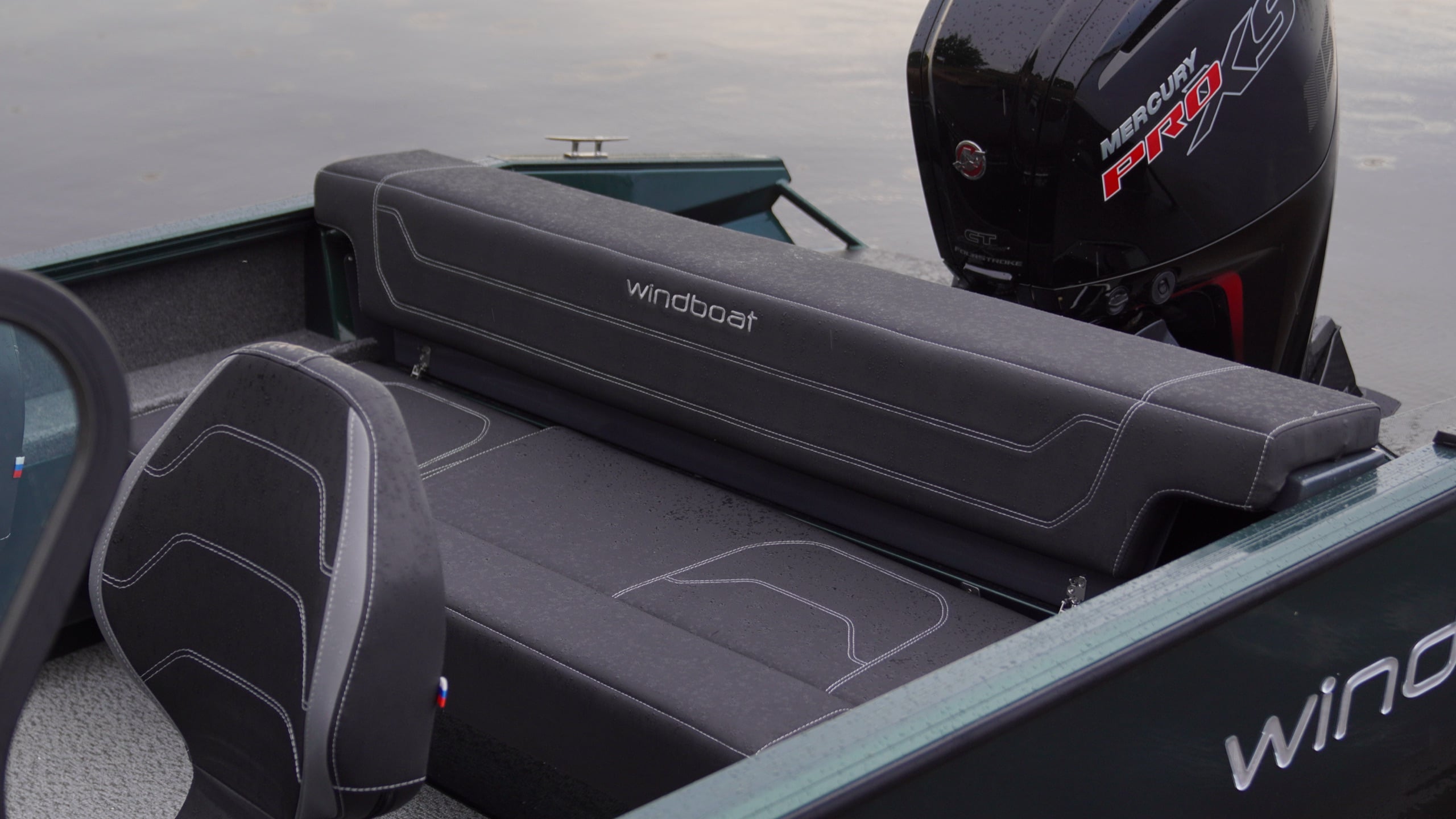 Кормовой диван Windboat 4.9 DCX