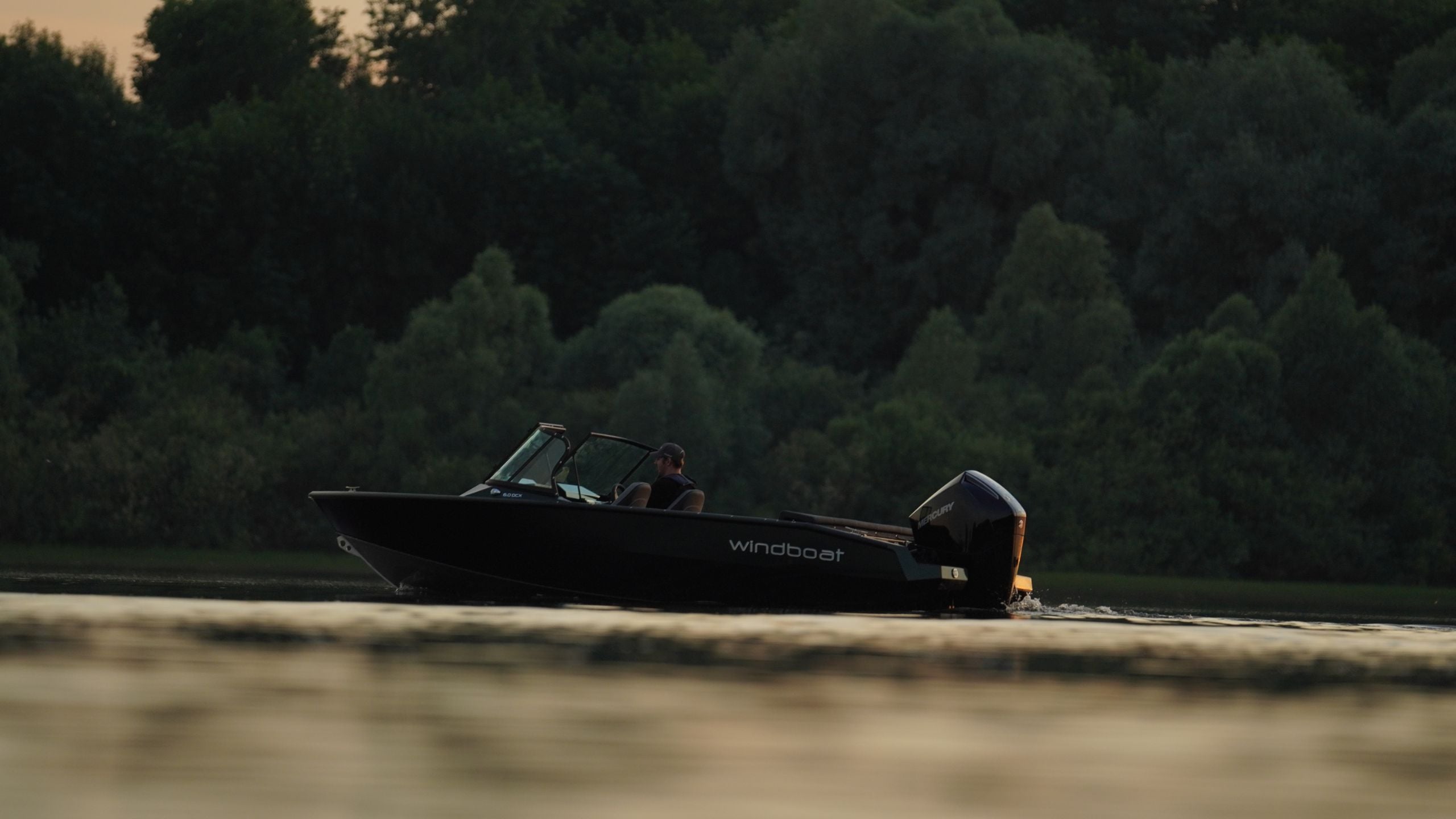 Windboat 6.0 DCX на скорости