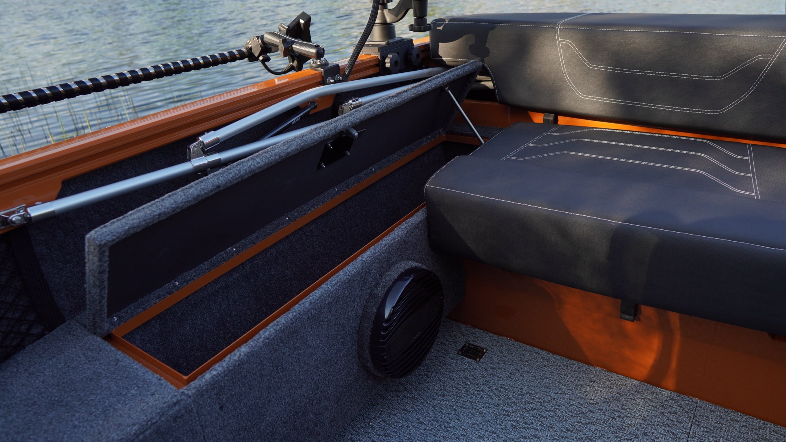 Windboat 6.0 DCX — фото с воды