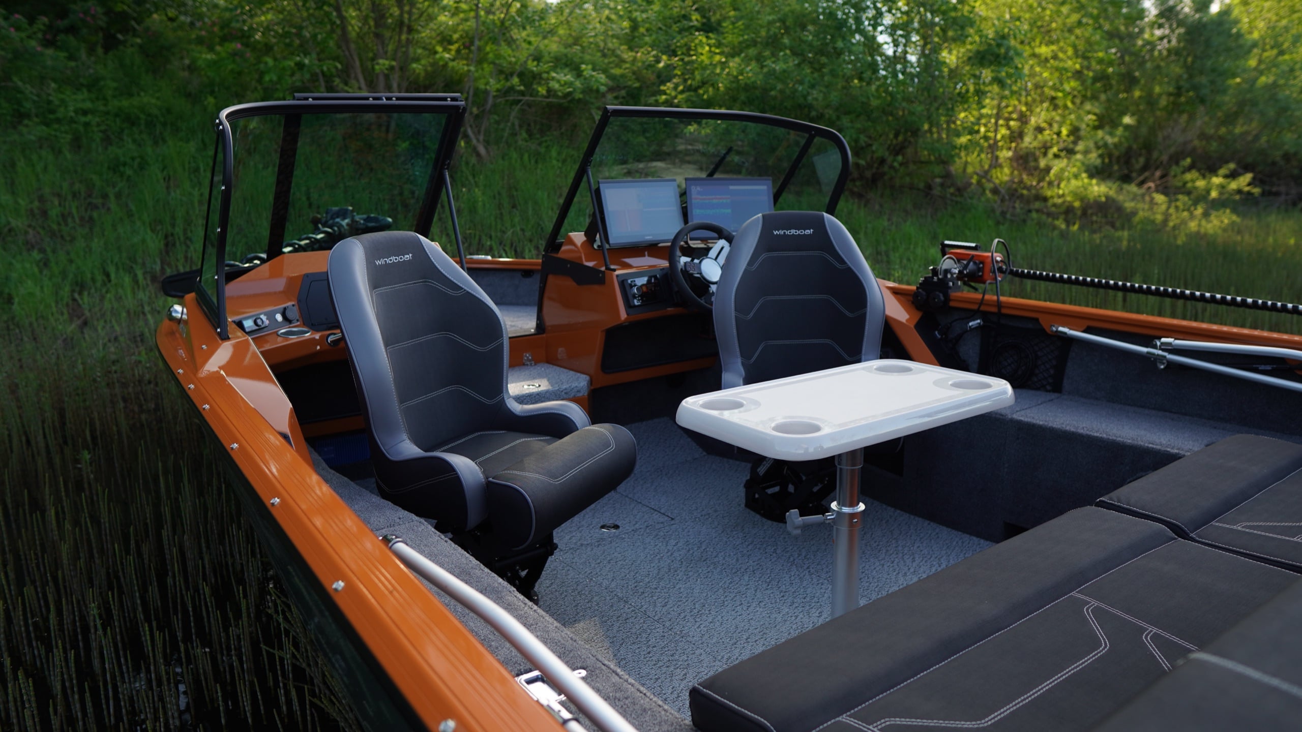 Windboat 6.0 DCX — детали на воде