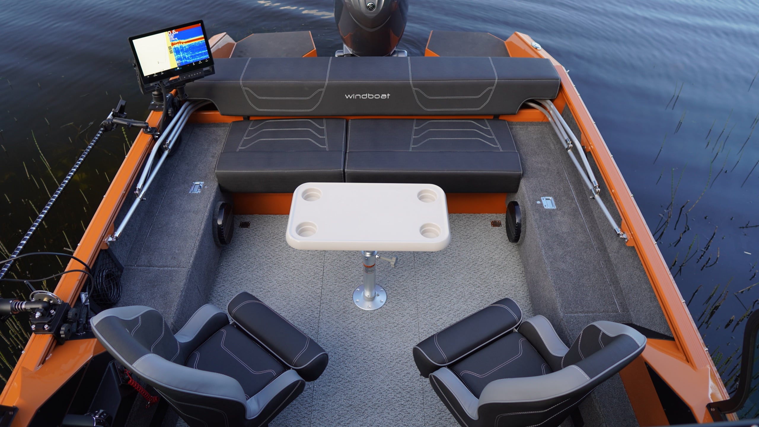 Windboat 6.0 DCX — живая съёмка на воде