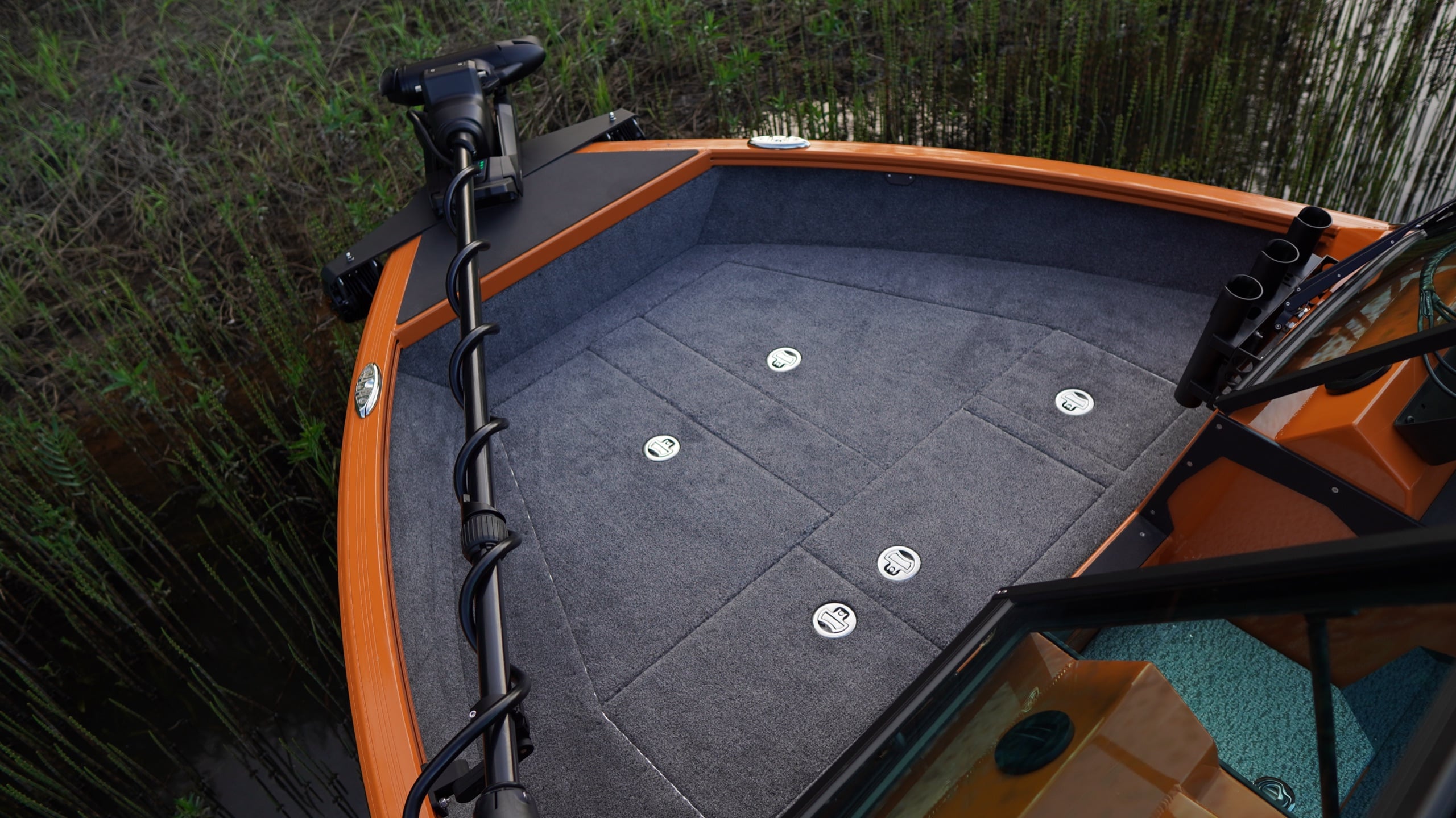 Windboat 6.0 DCX — детали на воде