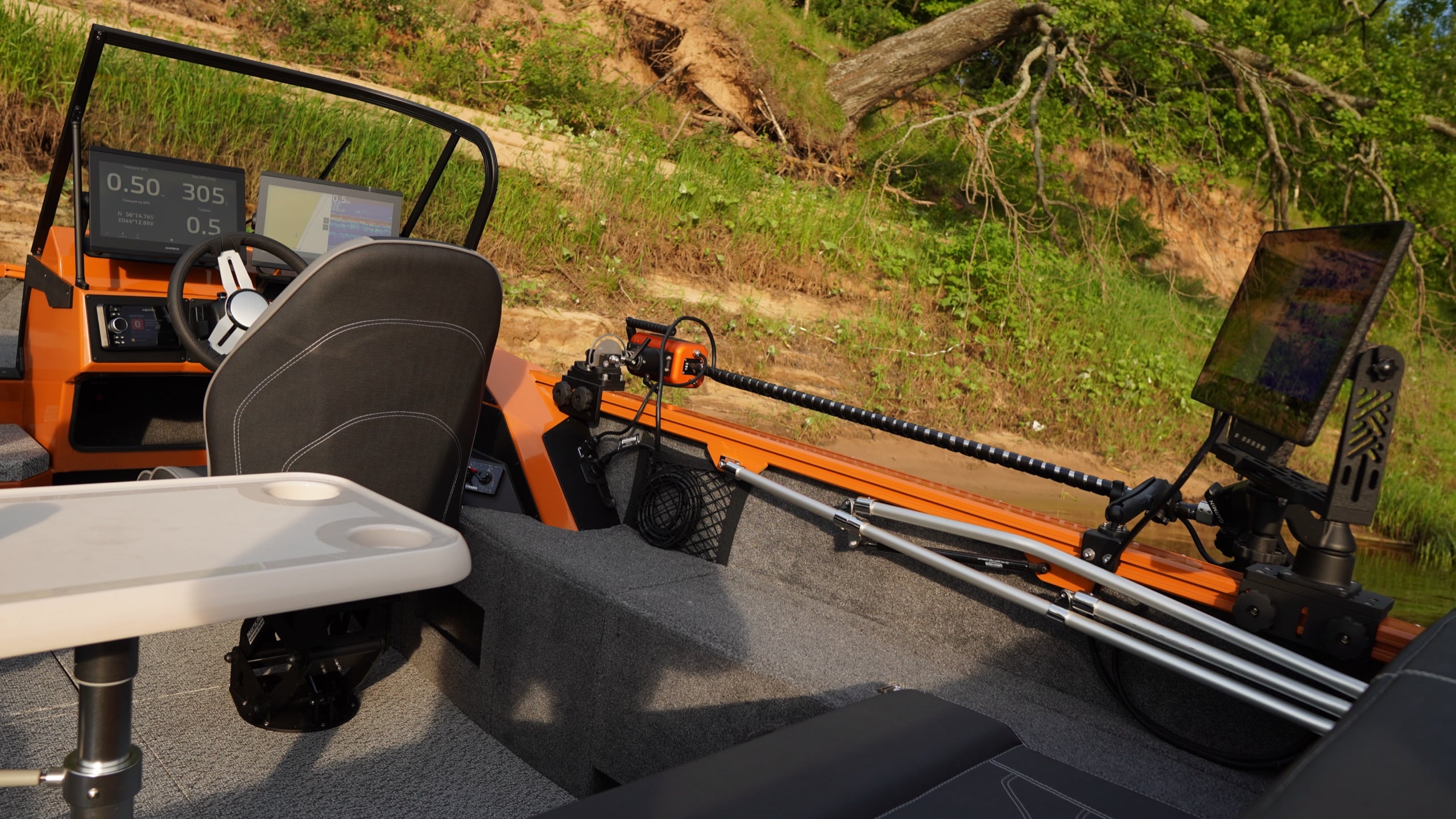 Windboat 6.0 DCX — детали на воде
