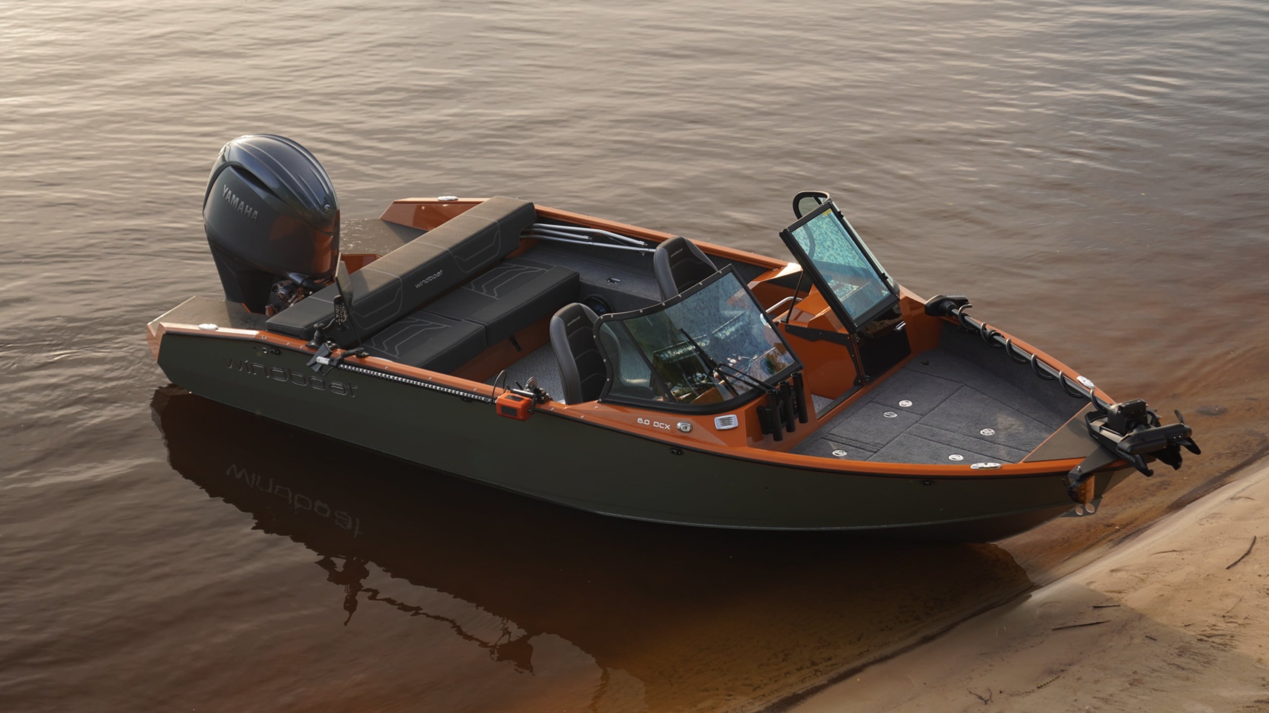 Windboat 6.0 DCX — живая съёмка на воде