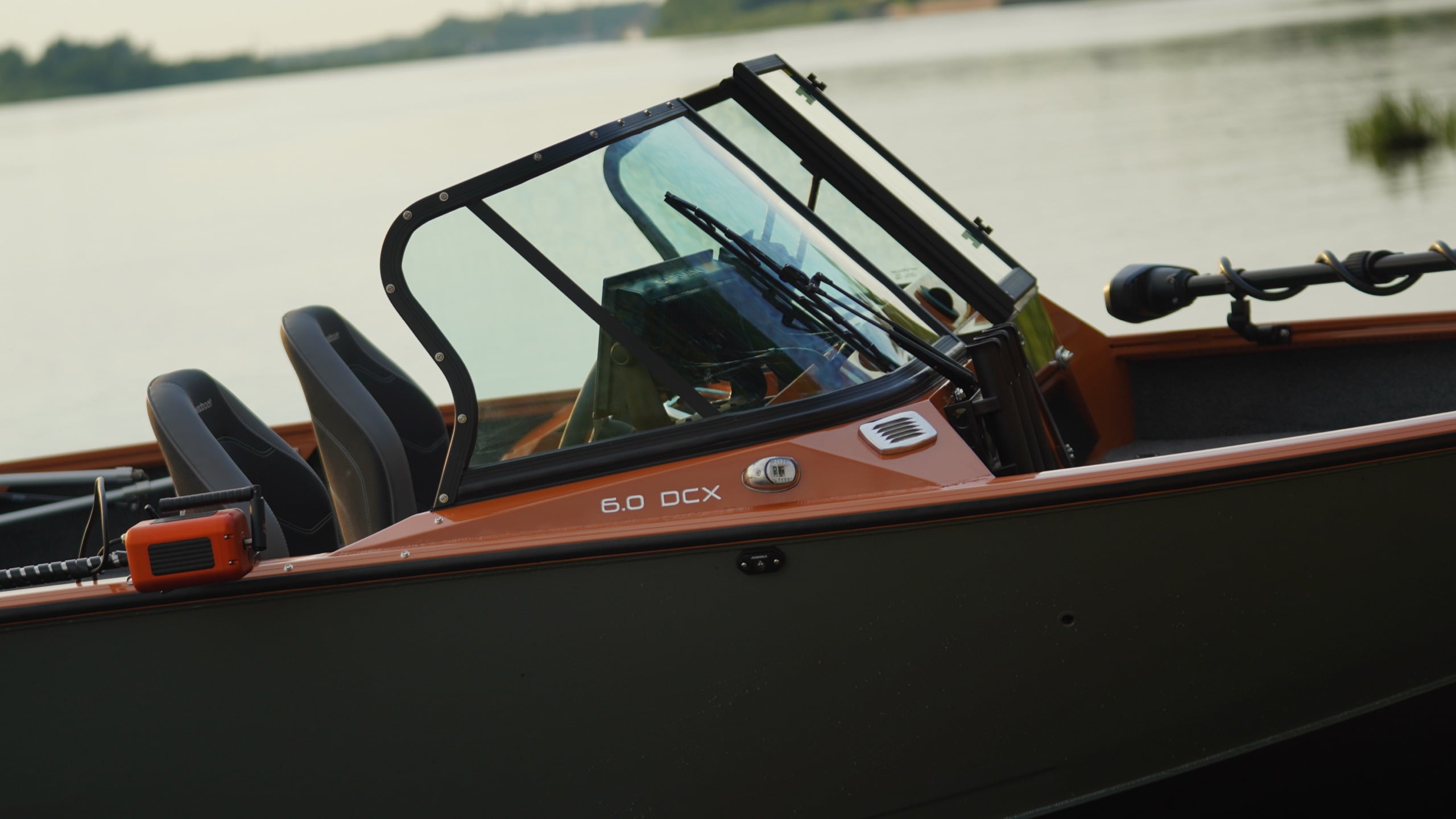 Windboat 6.0 DCX — детали на воде