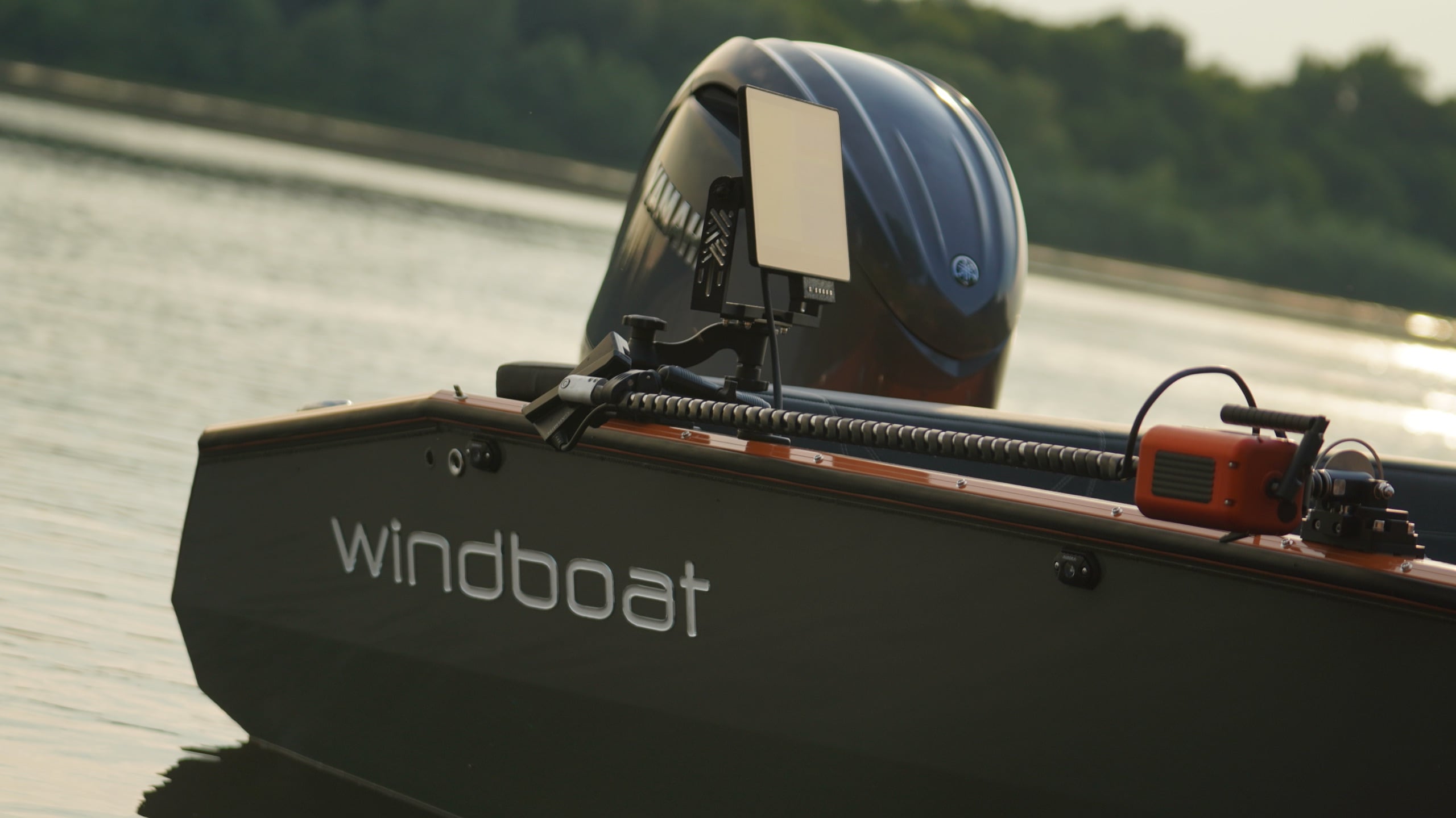 Windboat 6.0 DCX — живая съёмка на воде