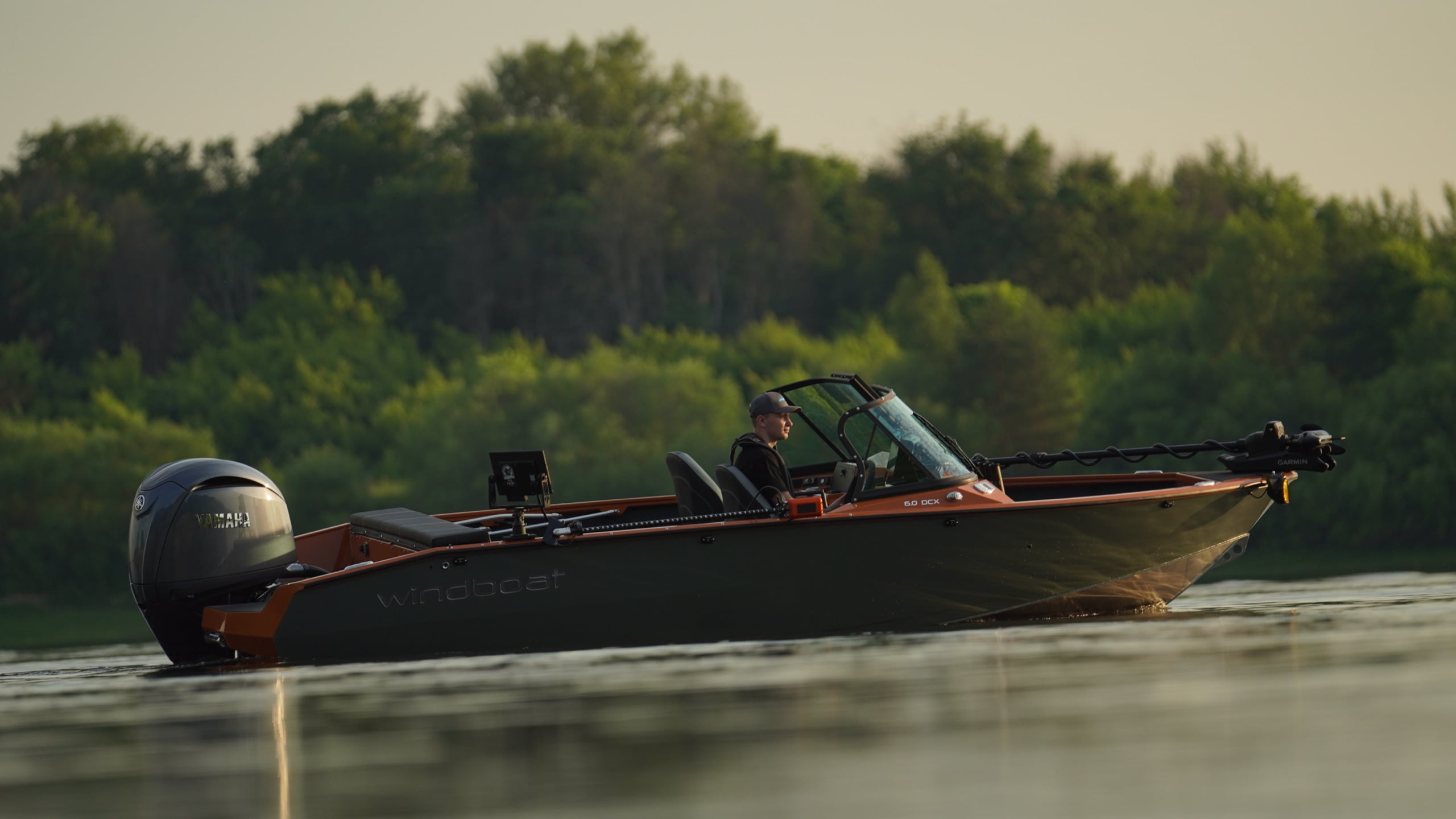 Windboat 6.0 DCX — детали на воде