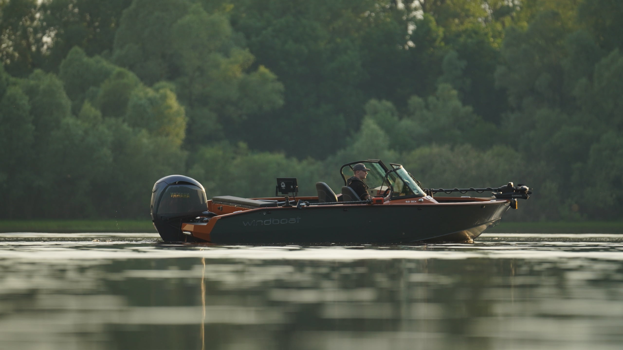 Windboat 6.0 DCX — живая съёмка на воде