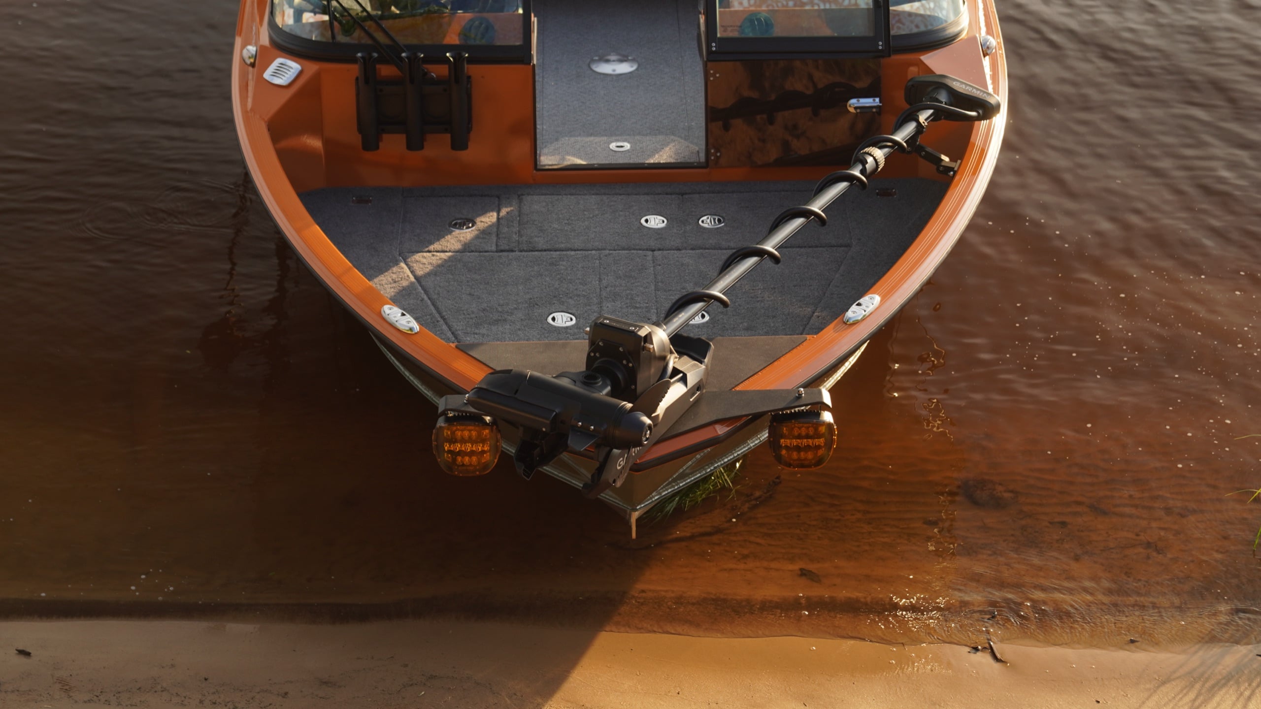 Windboat 6.0 DCX — детали на воде