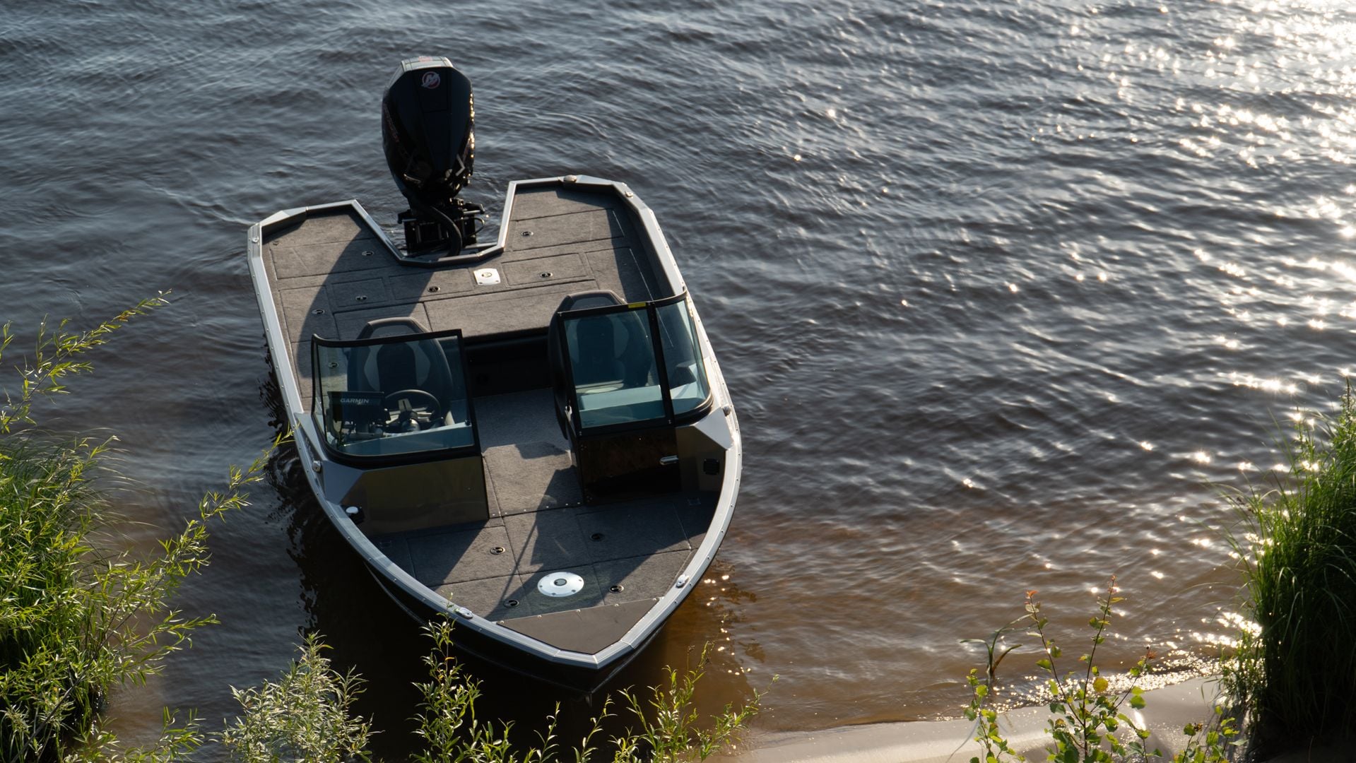Windboat 6.0 EvoFish у берега