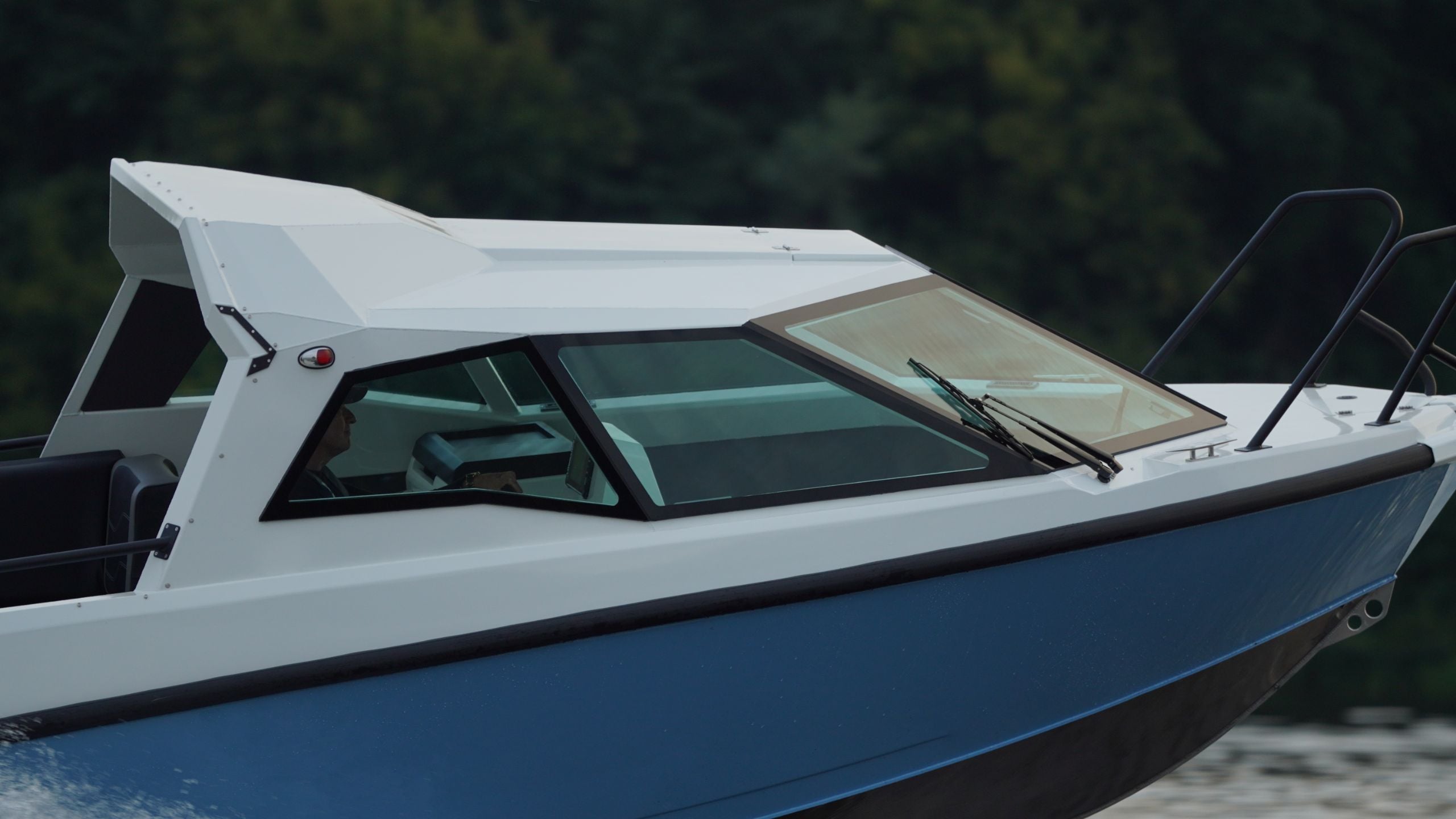 Windboat 6.3 HT — силуэт с жёсткой рубкой