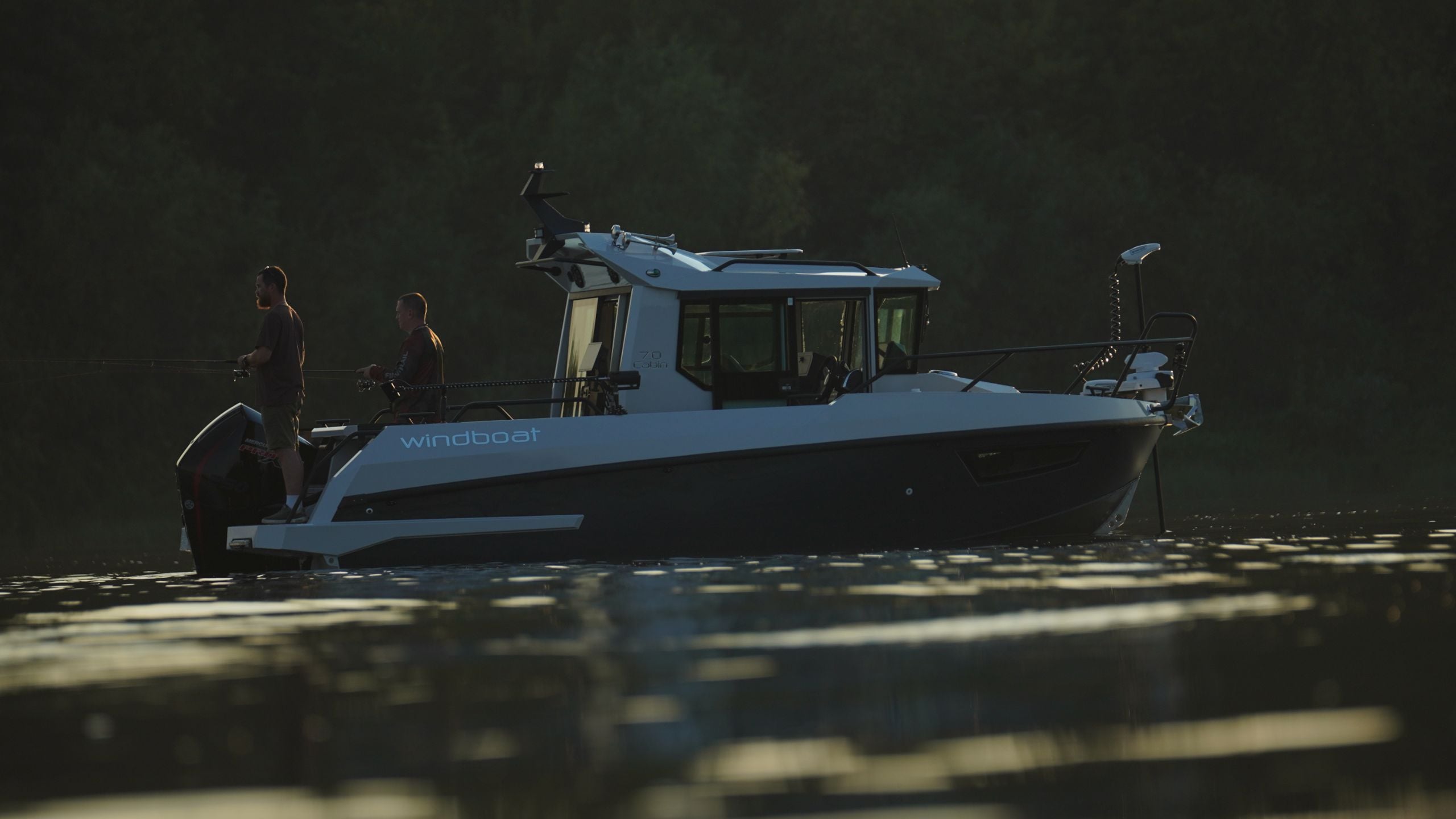Windboat 7.0 Cabin — вдоль борта на закате